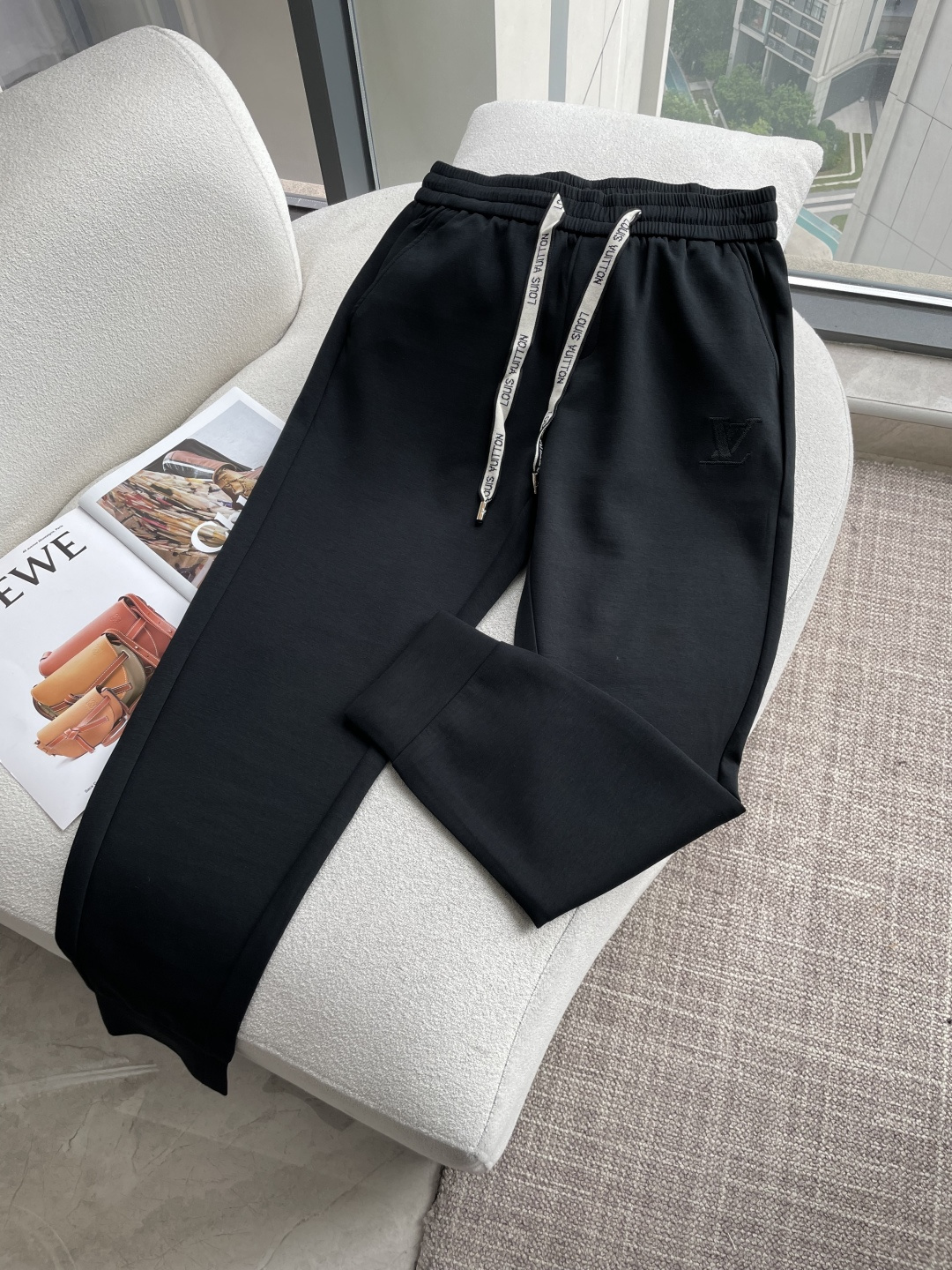 NO:834082,Lv 2026 latest series of men's casual pants!  Made of customer-supplied elastic soft cotton material, soft and delicate, and feels great!  The brand style is clear at a glance!  Minimalist design, no extra exaggerated elements to declare victory, fine details, original custom-made hardware accessories, just the right thickness, easy to control in all weathers, classic color upper body, very energetic, multiple styles of wear, casual business, daily life, fashion trends can be controlled!  The overall style and fashion sense are extremely outstanding, bringing extraordinary clothing taste!  Size M~3XL,,louis vuitton,19860909Lv 2026最新系列男士休闲裤！ 采用客供弹力柔棉材质,柔软细腻,手感绝佳！品牌格调一览无余！极简主义设计,没有多余浮夸的元素来宣兵夺主,细节做工精细,五金配件原版定制,厚薄程度也是恰到好处,轻松驾驭各种天气,经典颜色上身很显精气神,多种风格穿搭,休闲商务、日常生活、时尚潮流均可驾驭！整体不论是档次还是时尚感都是极为出色的,带来非凡的衣着品味！ 尺码M~3XL,,louis vuitton,,Men's clothing