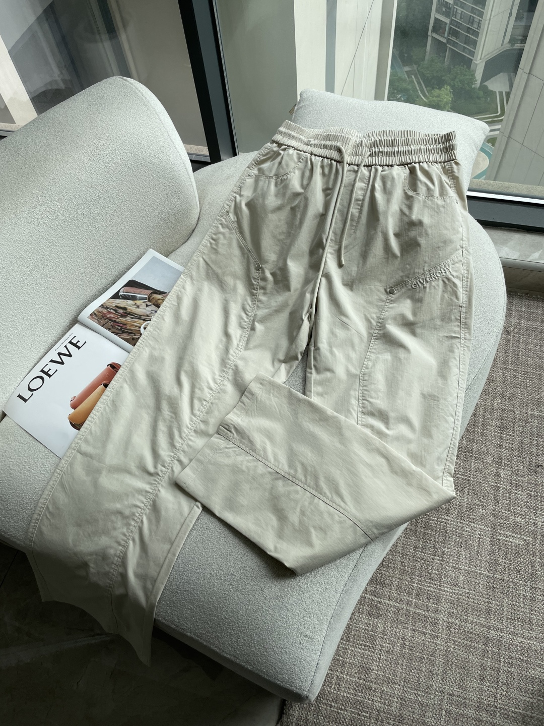 NO:834100,Givenchy 2026 latest series of men's casual pants!  Made of customer-supplied elastic soft cotton material, soft and delicate, and feels great!  The brand style is clear at a glance!  Minimalist design, no extra exaggerated elements to declare victory, fine details, original custom-made hardware accessories, just the right thickness, easy to control in all weathers, classic color upper body, very energetic, multiple styles of wear, casual business, daily life, fashion trends can be controlled!  The overall style and fashion sense are extremely outstanding, bringing extraordinary clothing taste!  Size M~3XL,,givenchy,19860909纪梵希 2026最新系列男士休闲裤！ 采用客供弹力柔棉材质,柔软细腻,手感绝佳！品牌格调一览无余！极简主义设计,没有多余浮夸的元素来宣兵夺主,细节做工精细,五金配件原版定制,厚薄程度也是恰到好处,轻松驾驭各种天气,经典颜色上身很显精气神,多种风格穿搭,休闲商务、日常生活、时尚潮流均可驾驭！整体不论是档次还是时尚感都是极为出色的,带来非凡的衣着品味！ 尺码M~3XL,,givenchy,,Men's clothing