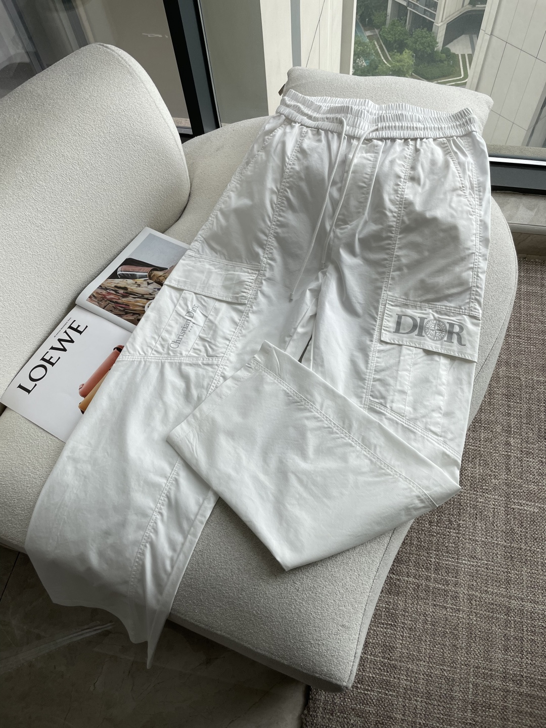 NO:834104,DAO 2026 latest series of men's casual pants!  Made of customer-supplied elastic soft cotton material, soft and delicate, and feels great!  The brand style is clear at a glance!  Minimalist design, no extra exaggerated elements to declare victory, fine details, original custom-made hardware accessories, just the right thickness, easy to control in all weathers, classic color upper body, very energetic, multiple styles of wear, casual business, daily life, fashion trends can be controlled!  The overall style and fashion sense are extremely outstanding, bringing extraordinary clothing taste!  Size M~3XL,,19860909D奥 2026最新系列男士休闲裤！ 采用客供弹力柔棉材质,柔软细腻,手感绝佳！品牌格调一览无余！极简主义设计,没有多余浮夸的元素来宣兵夺主,细节做工精细,五金配件原版定制,厚薄程度也是恰到好处,轻松驾驭各种天气,经典颜色上身很显精气神,多种风格穿搭,休闲商务、日常生活、时尚潮流均可驾驭！整体不论是档次还是时尚感都是极为出色的,带来非凡的衣着品味！ 尺码M~3XL,,,Men's clothing