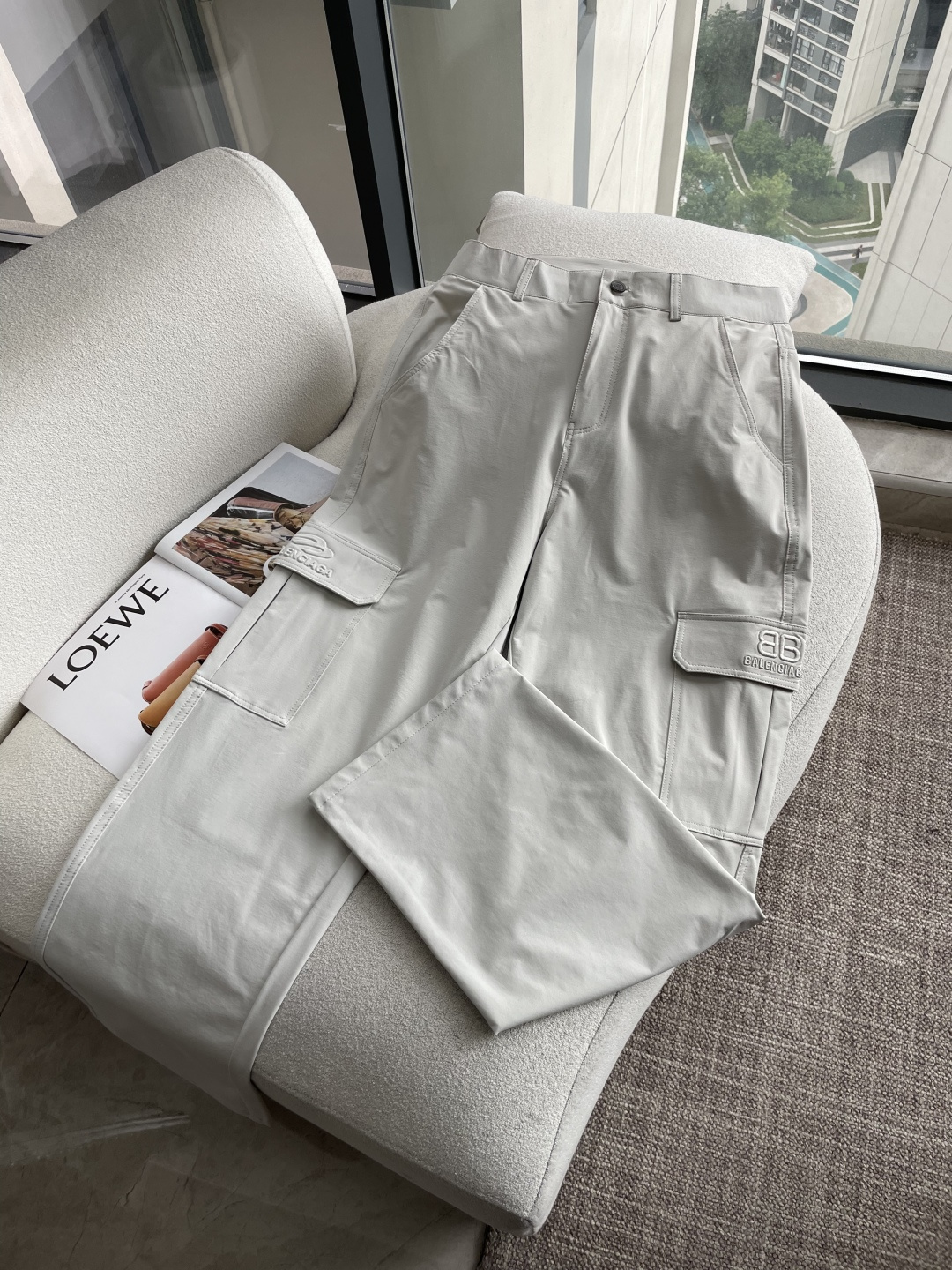 NO:834111,Paris 2026 latest series of men's casual pants!  Made of customer-supplied elastic soft cotton material, soft and delicate, and feels great!  The brand style is clear at a glance!  Minimalist design, no extra exaggerated elements to declare victory, fine details, original custom-made hardware accessories, just the right thickness, easy to control in all weathers, classic color upper body, very energetic, multiple styles of wear, casual business, daily life, fashion trends can be controlled!  The overall style and fashion sense are extremely outstanding, bringing extraordinary clothing taste!  Size M~3XL,,19860909巴黎 2026最新系列男士休闲裤！ 采用客供弹力柔棉材质,柔软细腻,手感绝佳！品牌格调一览无余！极简主义设计,没有多余浮夸的元素来宣兵夺主,细节做工精细,五金配件原版定制,厚薄程度也是恰到好处,轻松驾驭各种天气,经典颜色上身很显精气神,多种风格穿搭,休闲商务、日常生活、时尚潮流均可驾驭！整体不论是档次还是时尚感都是极为出色的,带来非凡的衣着品味！ 尺码M~3XL,,,Men's clothing