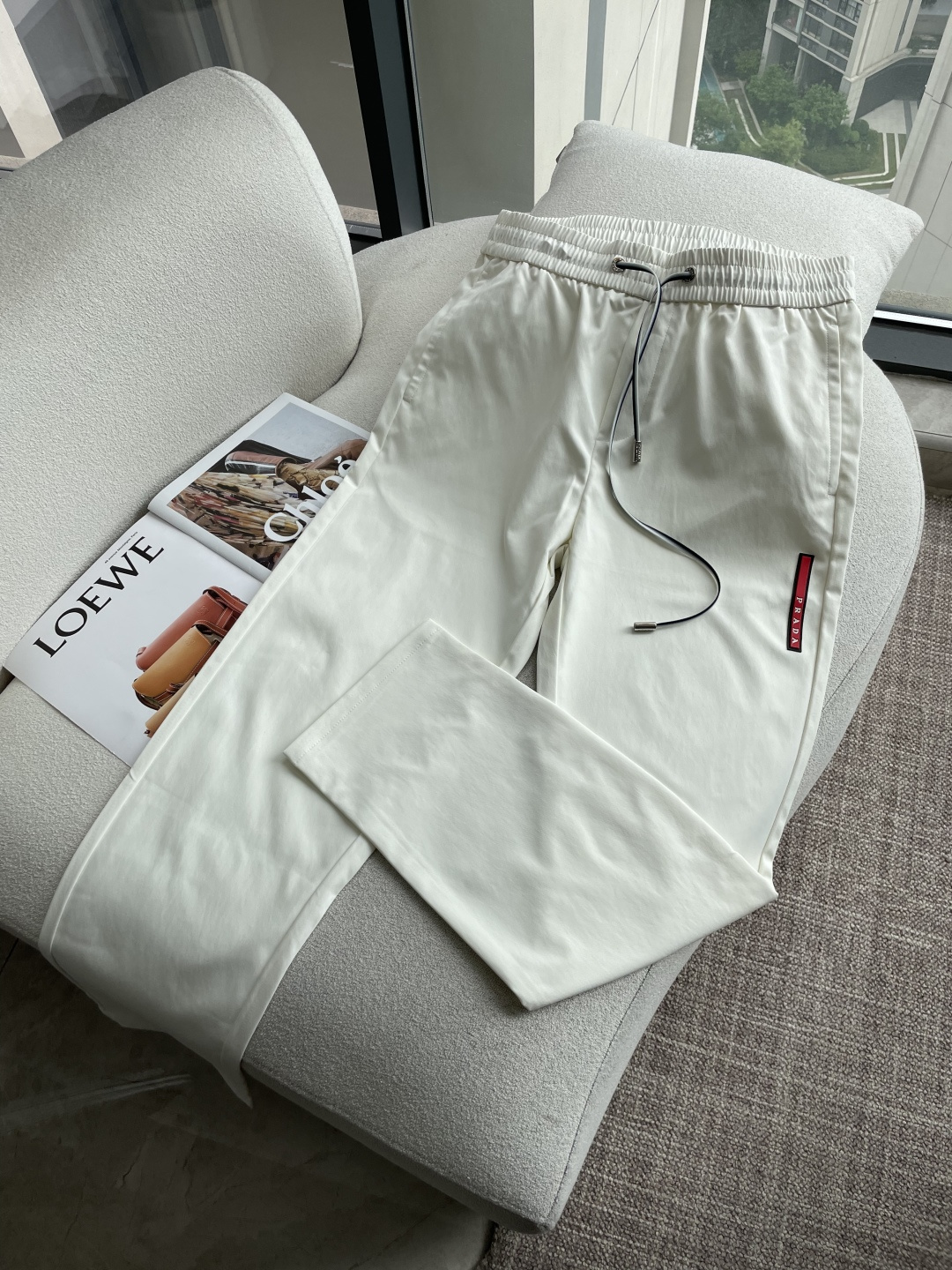 NO:834118,Prad 2026 latest series of men's casual pants!  Made of customer-supplied elastic soft cotton material, soft and delicate, and feels great!  The brand style is clear at a glance!  Minimalist design, no extra exaggerated elements to declare victory, fine details, original custom-made hardware accessories, just the right thickness, easy to control in all weathers, classic color upper body, very energetic, multiple styles of wear, casual business, daily life, fashion trends can be controlled!  The overall style and fashion sense are extremely outstanding, bringing extraordinary clothing taste!  Size M~3XL,,prada,19860909Prad 2026最新系列男士休闲裤！ 采用客供弹力柔棉材质,柔软细腻,手感绝佳！品牌格调一览无余！极简主义设计,没有多余浮夸的元素来宣兵夺主,细节做工精细,五金配件原版定制,厚薄程度也是恰到好处,轻松驾驭各种天气,经典颜色上身很显精气神,多种风格穿搭,休闲商务、日常生活、时尚潮流均可驾驭！整体不论是档次还是时尚感都是极为出色的,带来非凡的衣着品味！ 尺码M~3XL,,prada,,Men's clothing