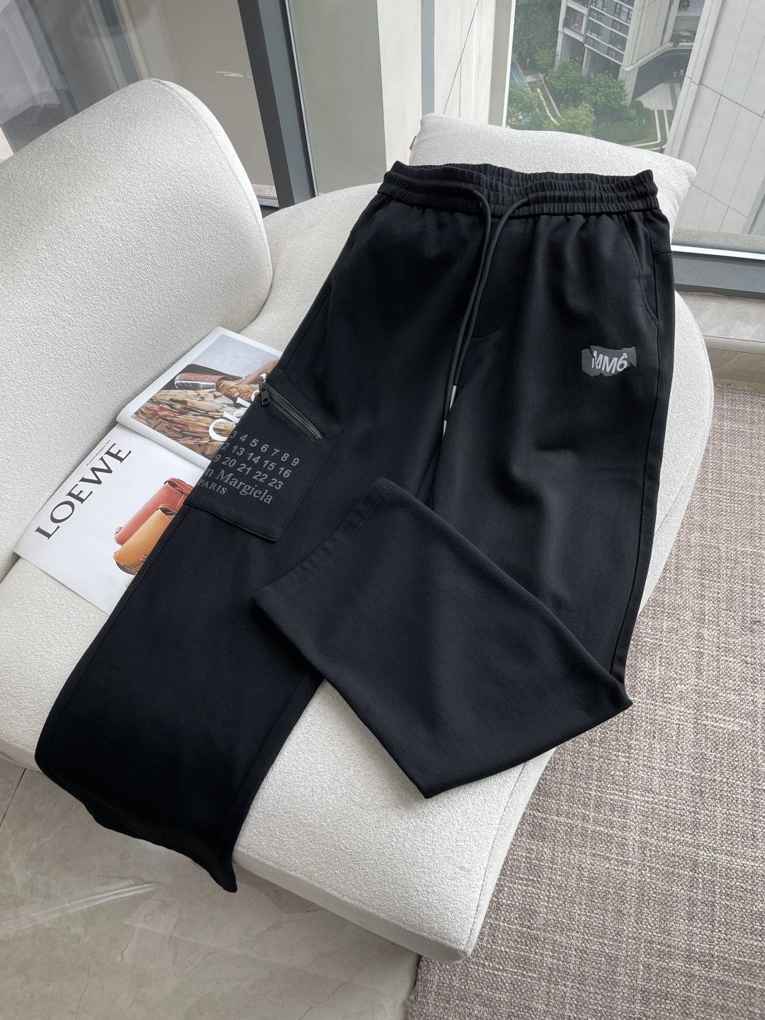NO:834064,Margiela 2026 latest series of men's casual pants!  Made of customer-supplied elastic soft cotton material, soft and delicate, and feels great!  The brand style is clear at a glance!  Minimalist design, no extra exaggerated elements to declare victory, fine details, original custom-made hardware accessories, just the right thickness, easy to control in all weathers, classic color upper body, very energetic, multiple styles of wear, casual business, daily life, fashion trends can be controlled!  The overall style and fashion sense are extremely outstanding, bringing extraordinary clothing taste!  Size M~3XL,, masion margiela,19860909马吉拉 2026最新系列男士休闲裤！ 采用客供弹力柔棉材质,柔软细腻,手感绝佳！品牌格调一览无余！极简主义设计,没有多余浮夸的元素来宣兵夺主,细节做工精细,五金配件原版定制,厚薄程度也是恰到好处,轻松驾驭各种天气,经典颜色上身很显精气神,多种风格穿搭,休闲商务、日常生活、时尚潮流均可驾驭！整体不论是档次还是时尚感都是极为出色的,带来非凡的衣着品味！ 尺码M~3XL,,masion margiela,,Men's clothing