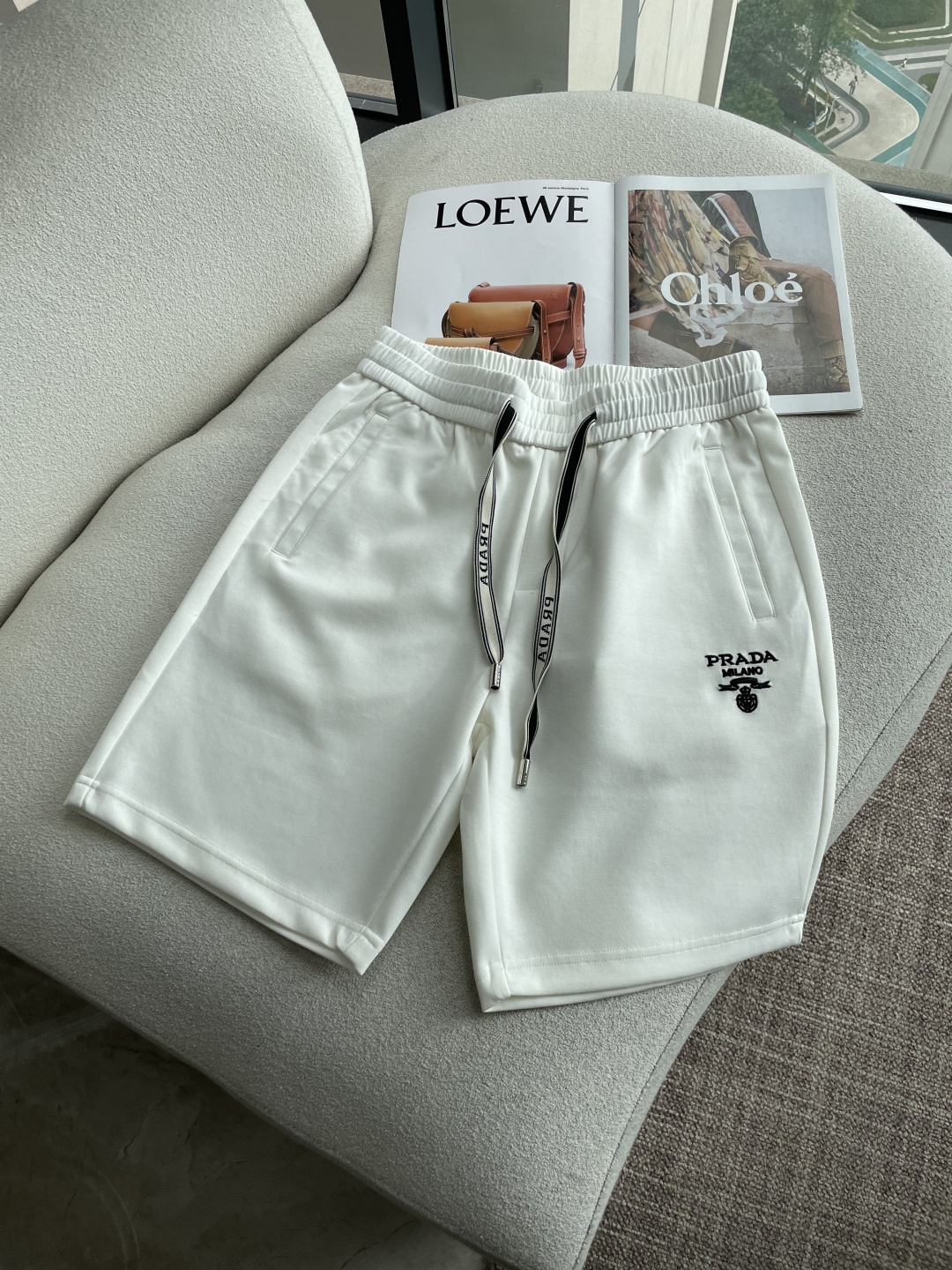 NO:834076,Prad 2026 summer shorts!  Versatile casual pants with elastic waist!  Elastic waist and pockets on both sides. The fabric is made of custom-woven high-count pure cotton. The upper body is breathable, soft and skin-friendly, and feels delicate. The waist is knitted with an elastic waist and a drawstring. The upper body does not have to worry about the discomfort of being too loose or too tight. Whether at home, going out, or traveling, it is your best choice for summer!  Size M-3XL,,prada,shorts,19860909Prad 2026夏季短裤！百搭松紧腰休闲五分裤！松紧腰 两侧插袋 面料采用客供定织高支纯棉料,上身透气,柔软亲肤,手感细腻、 腰部针织松紧腰加抽绳,上身不用担心过松过紧的不舒适感 ,无论居家,外出,旅游,都是您夏日的最佳选择！ 码数M-3XL,,prada,shorts,,Men's clothing