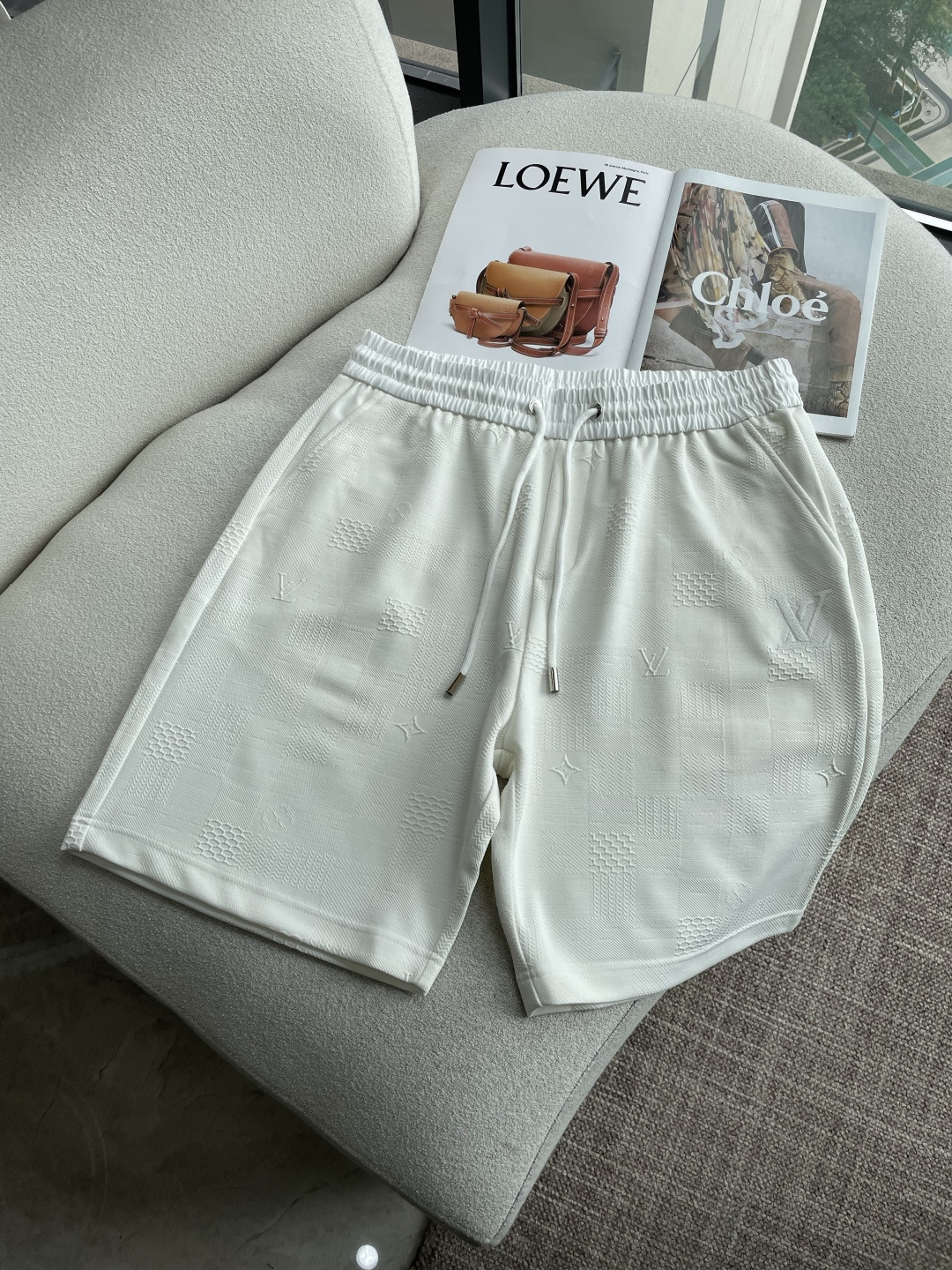 NO:834086,Lv 2026 summer shorts!  Versatile casual pants with elastic waist!  Elastic waist and pockets on both sides. The fabric is made of custom-woven high-count pure cotton. The upper body is breathable, soft and skin-friendly, and feels delicate. The waist is knitted with an elastic waist and a drawstring. The upper body does not have to worry about the discomfort of being too loose or too tight. Whether at home, going out, or traveling, it is your best choice for summer!  Size M-3XL,,louis vuitton,shorts,19860909Lv 2026夏季短裤！百搭松紧腰休闲五分裤！松紧腰 两侧插袋 面料采用客供定织高支纯棉料,上身透气,柔软亲肤,手感细腻、 腰部针织松紧腰加抽绳,上身不用担心过松过紧的不舒适感 ,无论居家,外出,旅游,都是您夏日的最佳选择！ 码数M-3XL,,louis vuitton,shorts,,Men's clothing