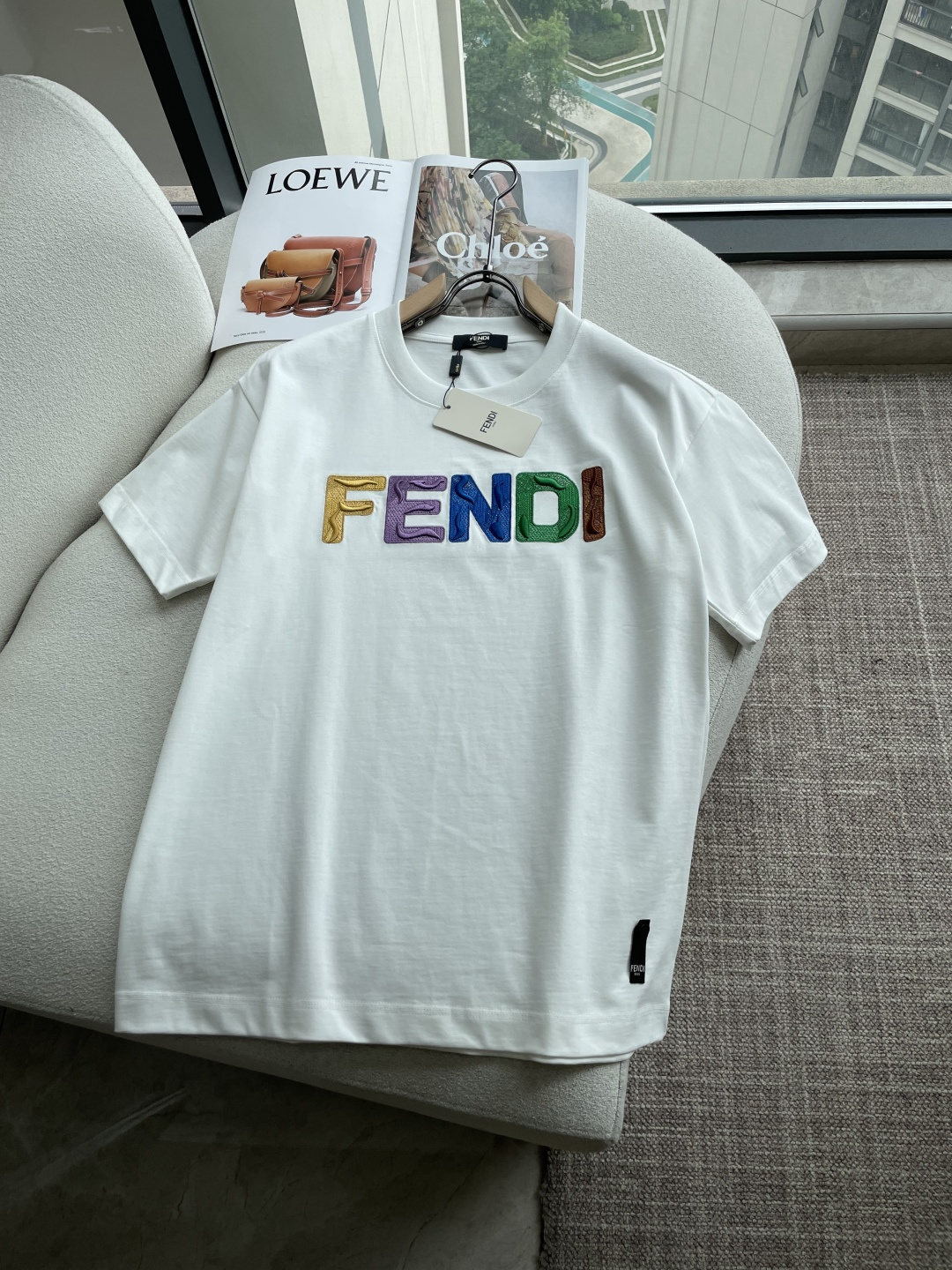 NO:834065,FD 2026 Spring and Summer Style/Official website synchronization. The fabric is made of heavyweight pure cotton combed cotton fabric, OS loose version, and the upper body shape is super correct!  Versatile for everyday use, a wardrobe essential!  Size S-2XL,,19860909FD 2026春夏款/官网同步 面料采用重磅纯棉精梳棉面料,OS宽松版型,上身版型超正！日常百搭,衣橱必备单品！ 尺码 S-2XL,,,Men's clothing