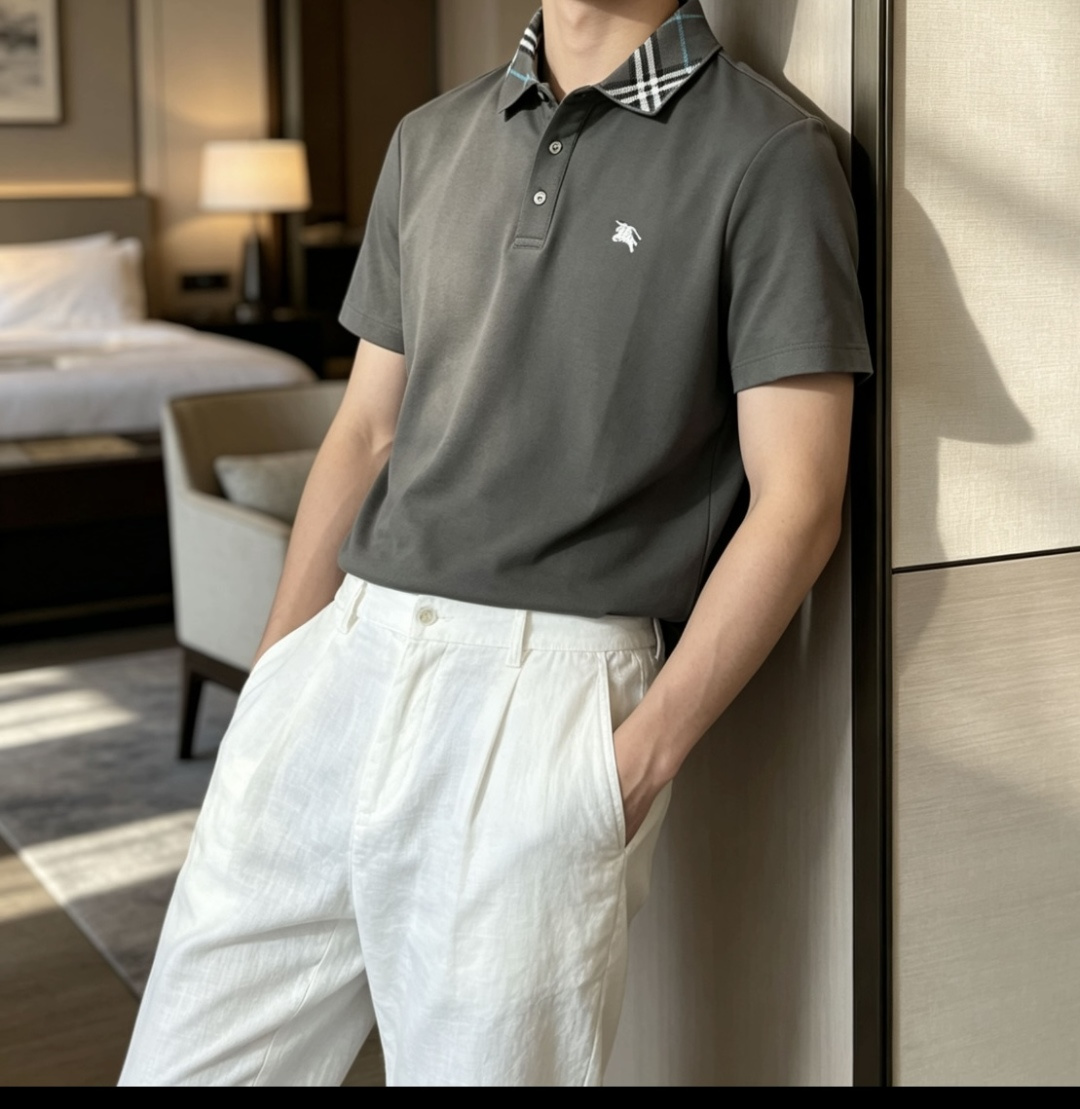 NO:834101,BUR 2026 Spring and Summer official website synchronization Mature men Light mature men Favorite style Classic and versatile business casual Polo collar T-shirt Made of imported double mercerized pique cotton fabric, comfortable and breathable, delicate texture, super soft and skin-friendly!  The lapel design and tailoring are slim-fitting, and the fit is absolutely crisp and handsome!  It can be seen from the lock stitch that it is definitely produced by a major factory. This high-density sewing process is absolutely meticulous in handling details!  Highly recommended and you won’t see a style like this outside!  Size M-XXXL,,burberry,tees,t-shirt,19860909BUR 2026春夏 官网同步 熟男 轻熟男 最爱款式 经典大气百搭商务休闲Polo领T恤 采用进口双丝光珠地棉面料 舒适透气 质感细腻 超柔软亲肤触感！翻领设计,剪裁属于修身版型 绝对挺括帅气的合体型！从锁针可以看出 绝对大厂代工出品 这种密度的缝制工艺 对待细节处理绝对是一丝不苟！强烈推荐 而且外面您是根本看不到这样的款式的！ 尺码M-XXXL,,burberry,tees，t-shirt,,Men's clothing