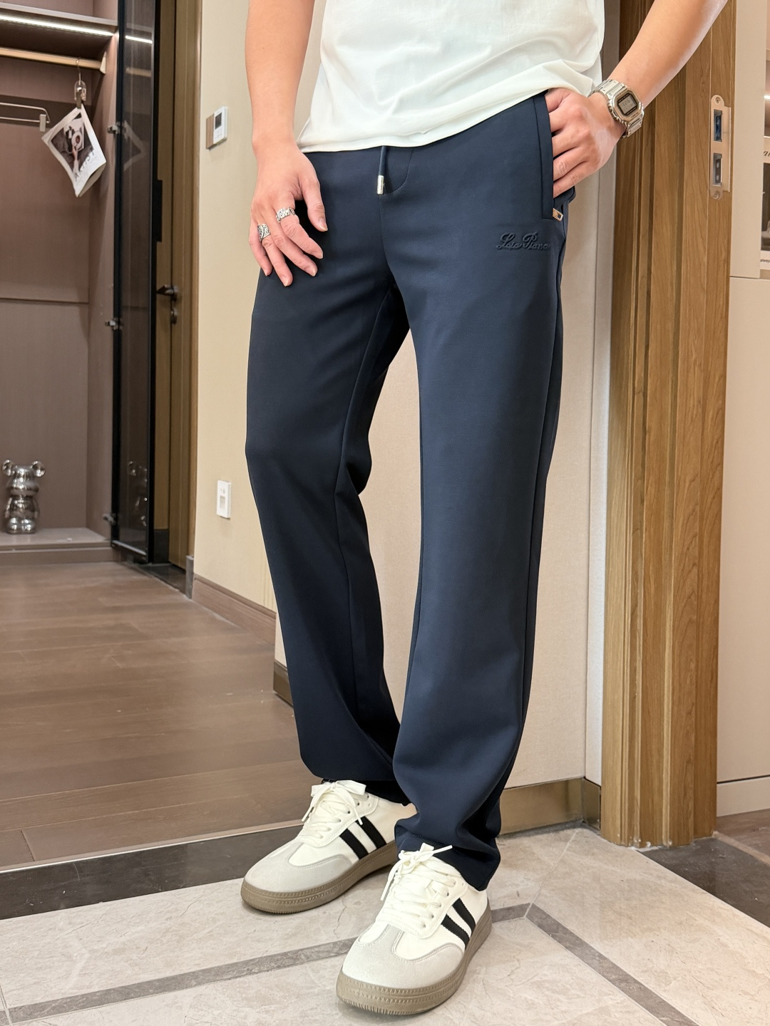 NO:842051,.LP 1956 spring and summer new cupro modal air layer casual sweatpants, with the iconic brand logo embroidered on the pants and customized brand-engraved hardware accessories to highlight the brand style. The imported fabrics are carefully made, soft, comfortable and breathable, fashionable and casual items, versatile and good-looking. Size m-4xl,, loro piana,19860909.LP 1956春夏新款铜氨丝莫代尔空气层休闲卫裤,裤身上刺绣标志性品牌标识,客供定制品牌刻印五金配件,彰显品牌格调,进口面料精心打造,柔软舒适透气,时尚休闲单品,百搭好看. 尺码m-4xl,,loro piana,,Men's clothing