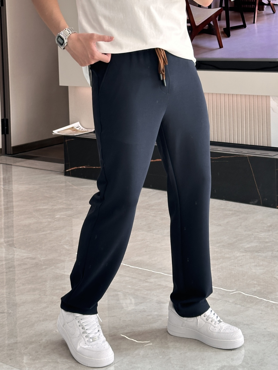 NO:842048,Zegna's 2026 spring and summer new cupro modal air-layer casual sweatpants, with the iconic brand logo embroidered on the pants and customized brand-engraved hardware accessories, highlighting the brand style. Imported fabrics are carefully made, soft, comfortable and breathable, fashionable and casual items, versatile and good-looking. Size m-4xl,,zegna,19860909杰尼亚 2026春夏新款铜氨丝莫代尔空气层休闲卫裤,裤身上刺绣标志性品牌标识,客供定制品牌刻印五金配件,彰显品牌格调,进口面料精心打造,柔软舒适透气,时尚休闲单品,百搭好看. 尺码m-4xl,,zegna,,Men's clothing