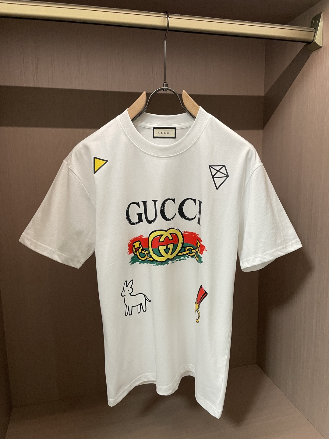 NO:836993,Gucc 2026 Spring and Summer Style/Official website synchronization. The fabric is made of heavyweight pure cotton combed cotton fabric, OS loose version, and the upper body shape is super correct!  Versatile for everyday use, a wardrobe essential!  Size M-4XL,,gucci,19860909Gucc 2026春夏款/官网同步 面料采用重磅纯棉精梳棉面料,OS宽松版型,上身版型超正！日常百搭,衣橱必备单品！ 尺码 M-4XL,,gucci,,Men's clothing