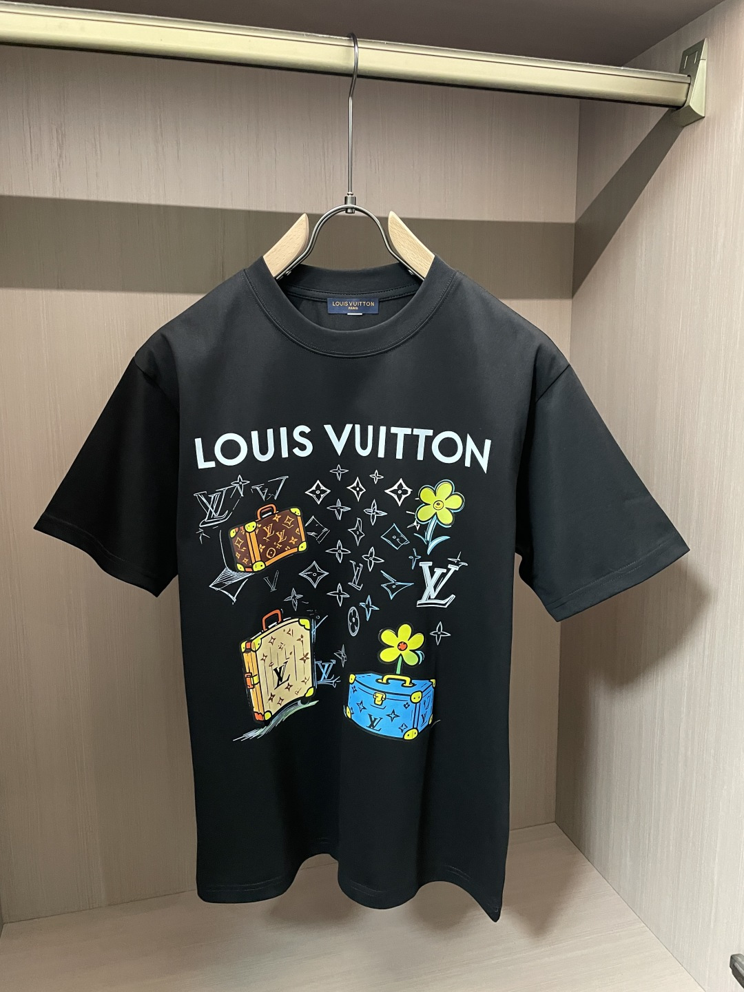 NO:836997,Lv 2026 Spring and Summer Style/Official Website Synchronization. The fabric is made of heavyweight pure cotton combed cotton fabric, OS loose version, and the upper body shape is super correct!  Versatile for everyday use, a wardrobe essential!  Size M-4XL,,louis vuitton,19860909Lv 2026春夏款/官网同步 面料采用重磅纯棉精梳棉面料,OS宽松版型,上身版型超正！日常百搭,衣橱必备单品！ 尺码 M-4XL,,louis vuitton,,Men's clothing