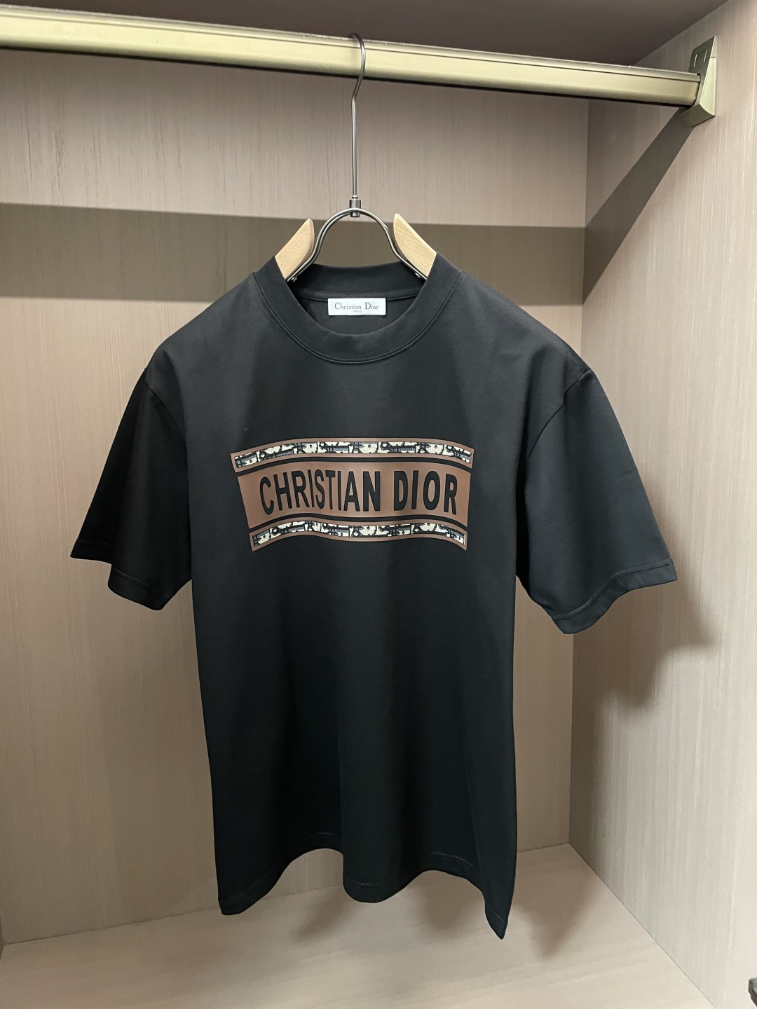 NO:837002,DAO 2026 Spring and Summer Style/Official website synchronization. The fabric is made of heavyweight pure cotton combed cotton fabric, OS loose version, and the upper body shape is super correct!  Versatile for everyday use, a wardrobe essential!  Size M-4XL,,19860909D奥 2026春夏款/官网同步 面料采用重磅纯棉精梳棉面料,OS宽松版型,上身版型超正！日常百搭,衣橱必备单品！ 尺码 M-4XL,,,Men's clothing