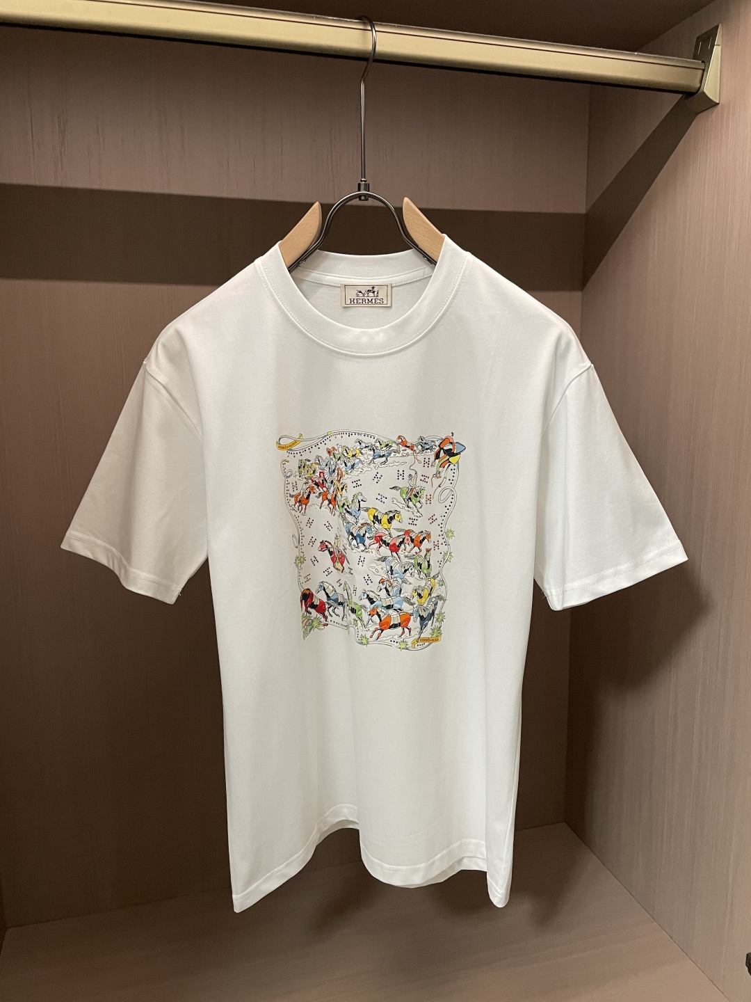 NO:836964,AIS 2026 Spring and Summer Style/Official website synchronized. The fabric is made of heavyweight pure cotton combed cotton fabric, OS loose version, and the upper body shape is super correct!  Versatile for everyday use, a wardrobe essential!  Size M-4XL,,19860909爱仕 2026春夏款/官网同步 面料采用重磅纯棉精梳棉面料,OS宽松版型,上身版型超正！日常百搭,衣橱必备单品！ 尺码 M-4XL,,,Men's clothing