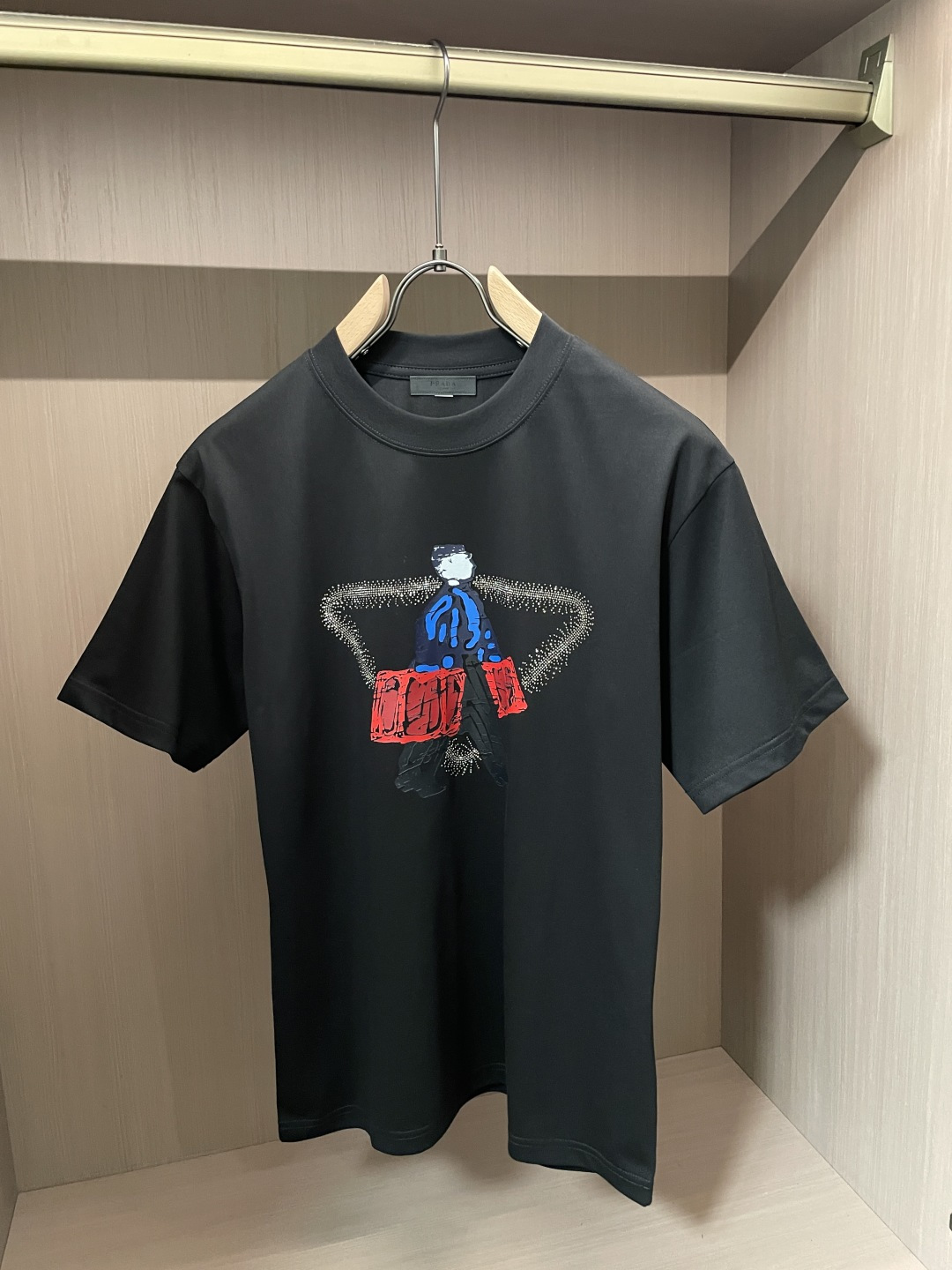 NO:836969,Prad 2026 Spring and Summer Style/Official Website Synchronization. The fabric is made of heavyweight pure cotton combed cotton fabric, OS loose version, and the upper body shape is super correct!  Versatile for everyday use, a wardrobe essential!  Size M-4XL,,prada,19860909Prad  2026春夏款/官网同步 面料采用重磅纯棉精梳棉面料,OS宽松版型,上身版型超正！日常百搭,衣橱必备单品！ 尺码 M-4XL,,prada,,Men's clothing