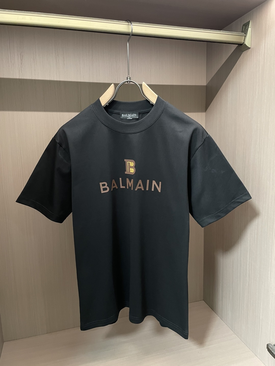 NO:836978,Balmain 2026 Spring and Summer Style/Official website synchronized. The fabric is made of heavyweight pure cotton combed cotton fabric, OS loose version, and the upper body shape is super correct!  Versatile for everyday use, a wardrobe essential!  Size M-4XL,,balmain,19860909巴尔曼 2026春夏款/官网同步 面料采用重磅纯棉精梳棉面料,OS宽松版型,上身版型超正！日常百搭,衣橱必备单品！ 尺码 M-4XL,,balmain,,Men's clothing