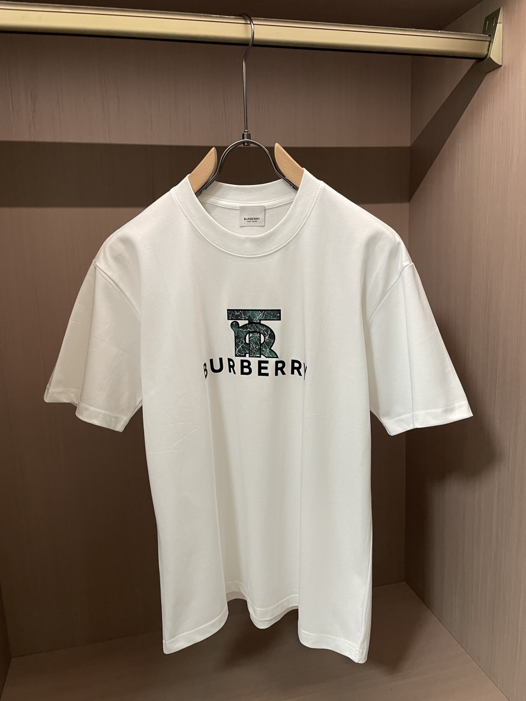 NO:836982,Bur 2026 Spring and Summer Style/Official website synchronization. The fabric is made of heavyweight pure cotton combed cotton fabric, OS loose version, and the upper body shape is super correct!  Versatile for everyday use, a wardrobe essential!  Size M-4XL,,burberry,19860909Bur 2026春夏款/官网同步 面料采用重磅纯棉精梳棉面料,OS宽松版型,上身版型超正！日常百搭,衣橱必备单品！ 尺码 M-4XL,,burberry,,Men's clothing
