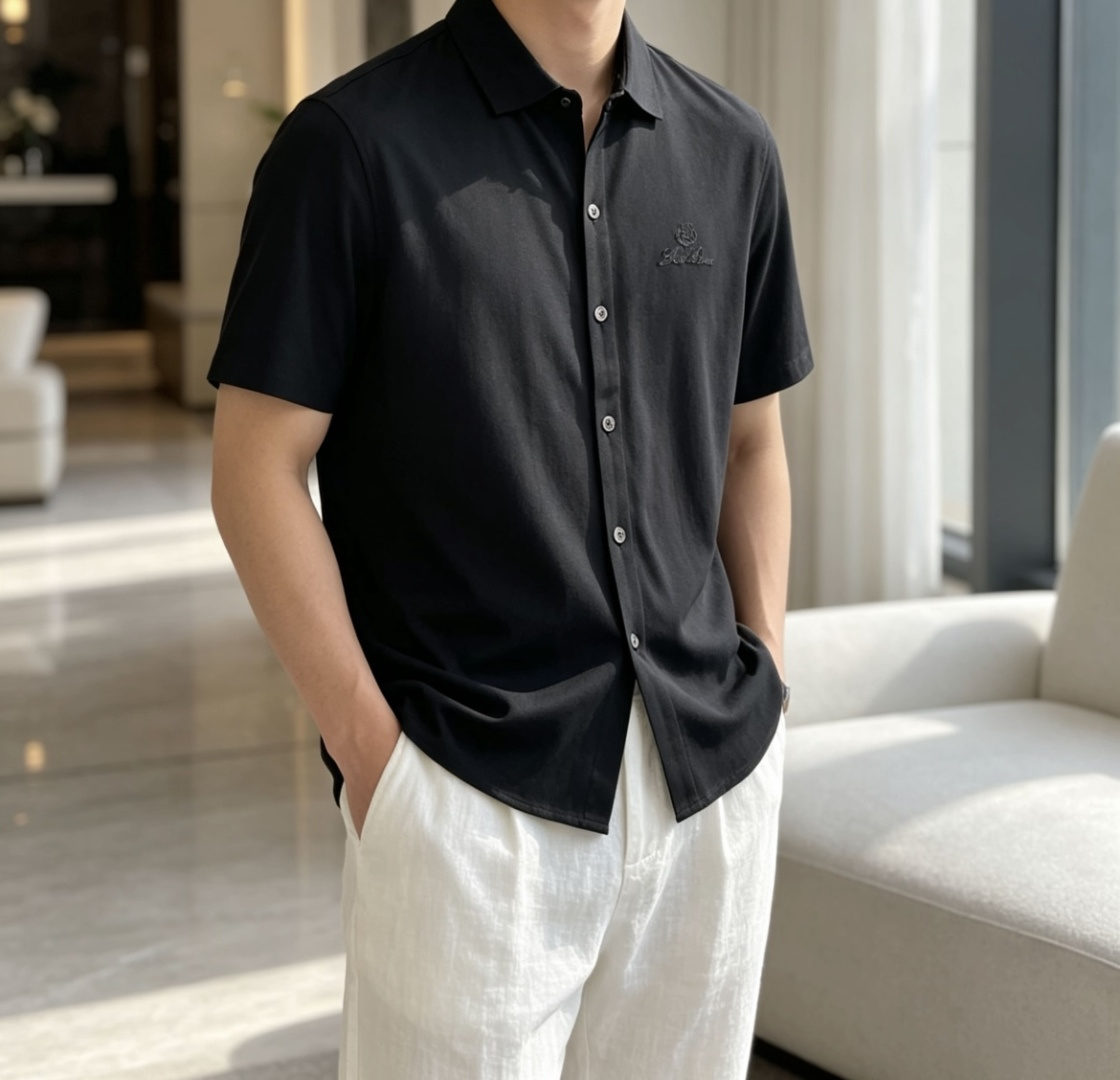 NO:837016,Loro  Piana-style black shirt, with Italian style relaxation and urban neatness, is made of high-count combed cotton blended fabric. It feels smooth and silky on the hand, has a high-end matte texture, is breathable and not sweaty, and is not easy to wrinkle and deform after long-term wear. The neat lapel + full-button placket design weakens the casual feel of ordinary Polo and adds a bit more sophistication to the shirt. The low-key brand embroidery on the left chest engraves the 'hidden nobility' into the details.  The upper body is not tight or bloated, and the cut is just right to modify the shoulder line and body shape. Even if you are slightly fat, you can wear straight and neat lines. Whether it is a business commute, a client meeting, a weekend date, or a gathering with friends, wearing it alone brings aura, and layering a suit does not look bloated. One hold can be used in all decent situations. Size m-xxxl,, loro piana, shirts, business suit,19860909Loro Piana风黑衬衫,意式松弛与都市利落感甄选高支精梳棉混纺面料,上手是柔滑如丝的触感,自带高级哑光质感,透气不闷汗,久穿也不易起皱变形.利落的翻领+全纽扣门襟设计,弱化了普通Polo的休闲感,多了几分衬衫的精致度,左胸低调的品牌刺绣,把“不露声色的贵气”刻进细节里. 上身不紧绷、不臃肿,恰到好处的剪裁修饰肩线与身形,微胖也能穿出挺拔利落的线条.不管是商务通勤、客户会面,还是周末约会、朋友小聚,单穿自带气场,叠穿西装也不显臃肿,一件hold住所有体面场景. 尺码m-xxxl,,loro piana,shirts,business suit,,Men's clothing