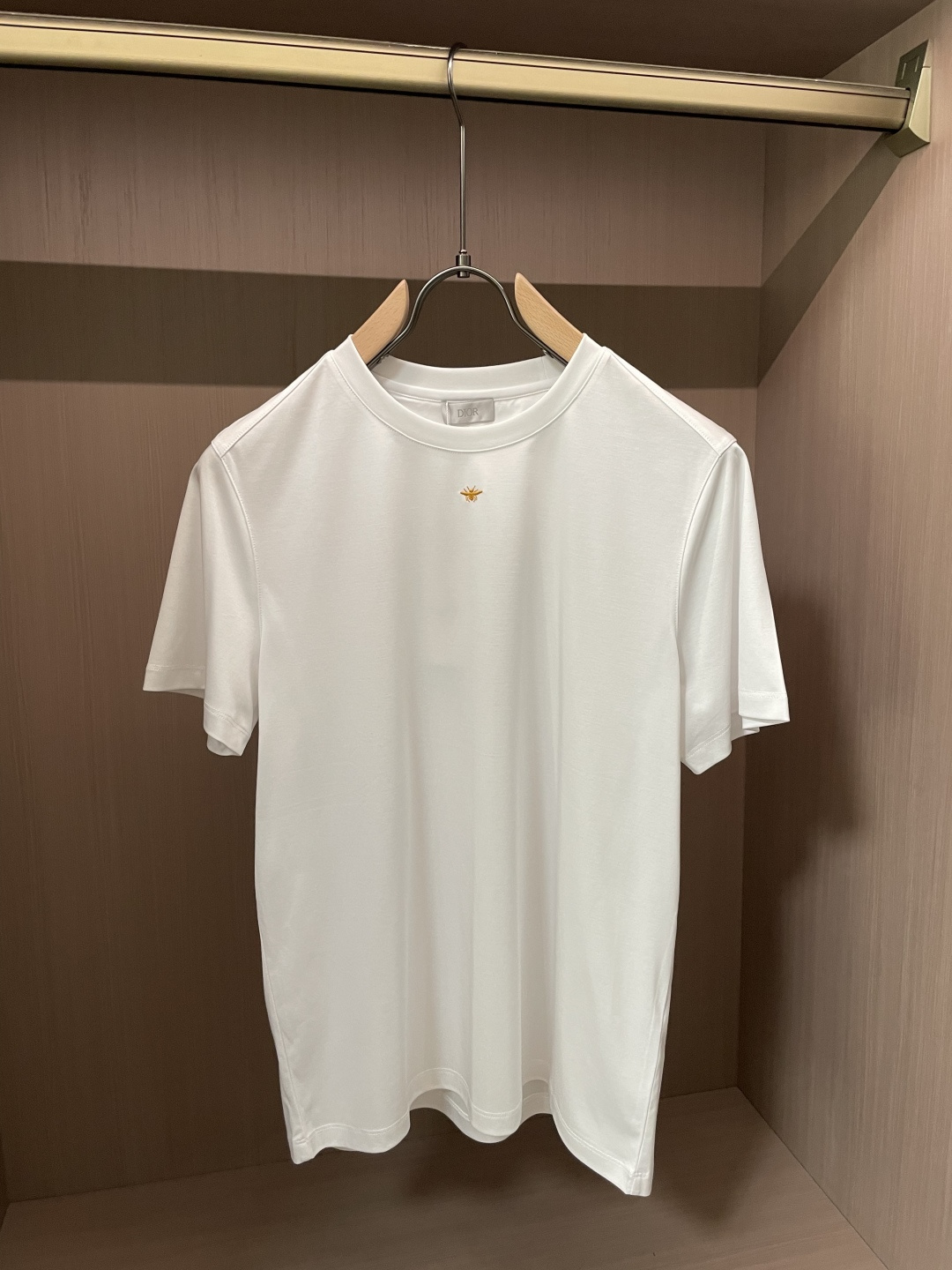 NO:837008,DAO's 2026 spring and summer new style debut counter, the latest short-sleeved round neck T-shirt, high-end customization, avant-garde and fashionable design!  The brand logo is designed with heavy craftsmanship. High-end customized mercerized long-staple cotton fabric. Soft to the touch. Comfortable to wear. Exquisite stitching at the counter level. Fine workmanship. The upper body effect is incomparably handsome!  A must-have item for a stylish man!  Color Black White Size M-3XL, T-shirt, tees, t-shirt,19860909D奥 2026春夏新款首发专柜最新款短袖圆领T恤 高端订制 设计前卫时尚！品牌logo重工艺设计 高端定制丝光长绒棉面料.手感柔软.穿着舒适.专柜级别精致车线.做工精细.上身效果无敌帅气！型男必备单品！ 颜色黑色 白色 码数M-3XL,,T-shirt,tees，t-shirt,,Men's clothing