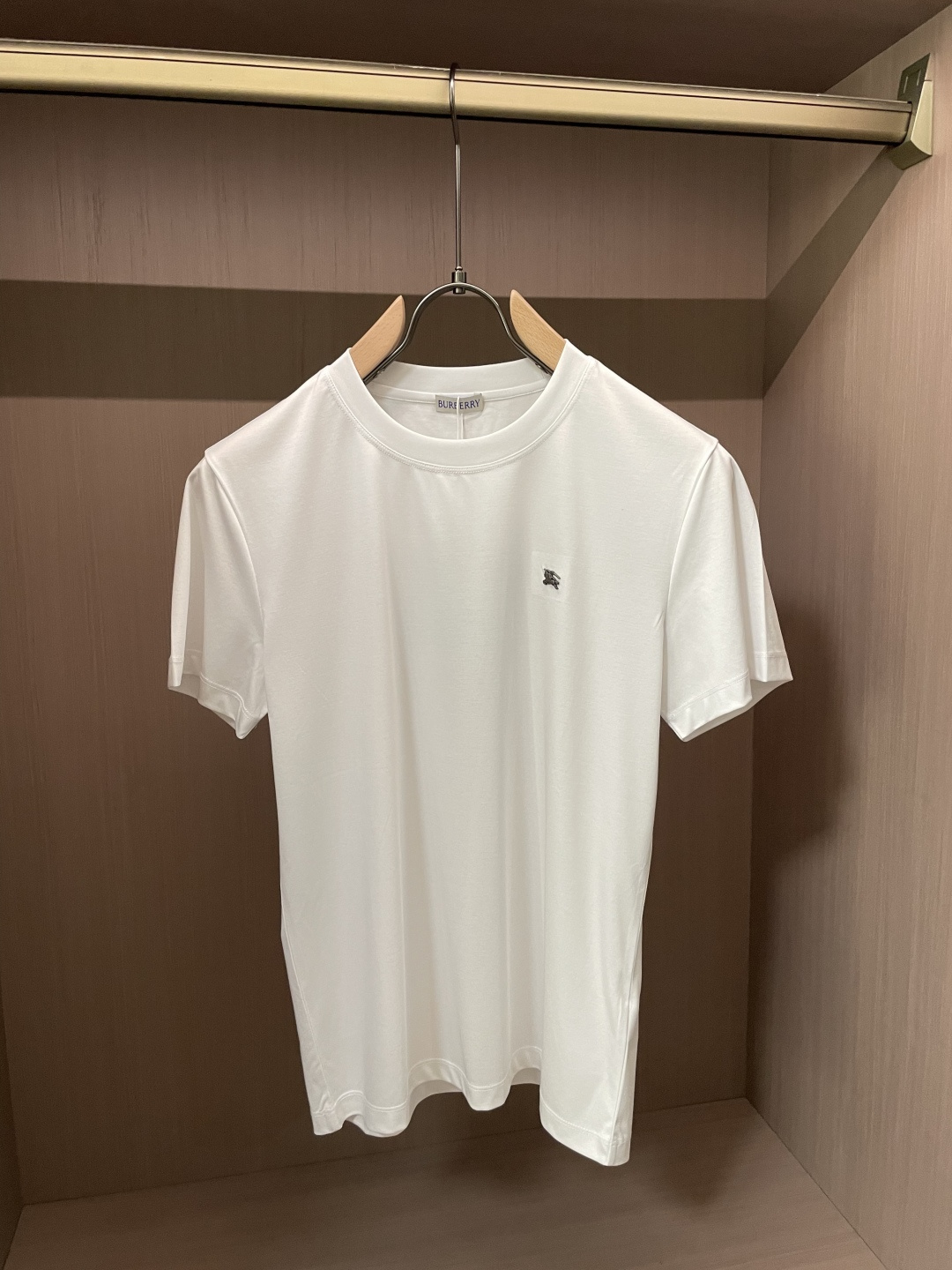 NO:837013,Bur 2026 spring and summer new style debut counter latest short-sleeved round neck T-shirt high-end custom design avant-garde fashion!  The brand logo is designed with heavy craftsmanship. High-end customized mercerized long-staple cotton fabric. Soft to the touch. Comfortable to wear. Exquisite stitching at the counter level. Fine workmanship. The upper body effect is incomparably handsome!  A must-have item for a stylish man!  Color Black White Size M-3XL,,burberry,T-shirt,tees,t-shirt,19860909Bur 2026春夏新款首发专柜最新款短袖圆领T恤 高端订制 设计前卫时尚！品牌logo重工艺设计 高端定制丝光长绒棉面料.手感柔软.穿着舒适.专柜级别精致车线.做工精细.上身效果无敌帅气！型男必备单品！ 颜色黑色 白色 码数M-3XL,,burberry,T-shirt,tees，t-shirt,,Men's clothing