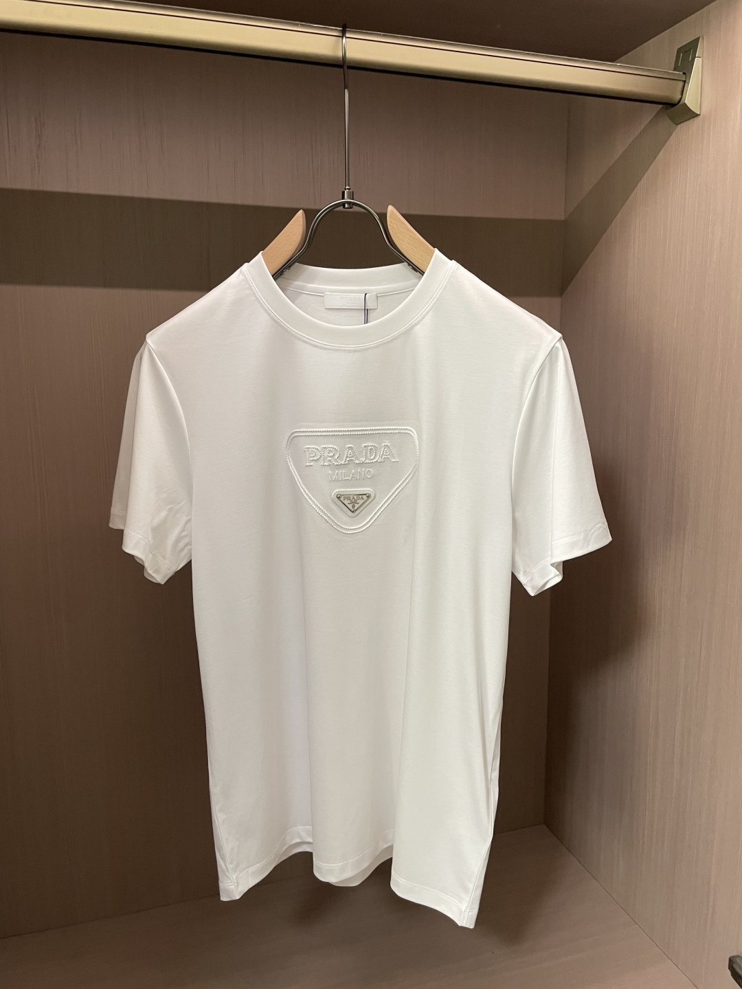NO:837017,Prad's 2026 spring and summer new style debut counter, the latest short-sleeved round neck T-shirt, high-end customization, avant-garde and fashionable design!  The brand logo is designed with heavy craftsmanship. High-end customized mercerized long-staple cotton fabric. Soft to the touch. Comfortable to wear. Exquisite stitching at the counter level. Fine workmanship. The upper body effect is incomparably handsome!  A must-have item for a stylish man!  Color black white Size M-3XL, prada, T-shirt, tees, t-shirt,19860909Prad 2026春夏新款首发专柜最新款短袖圆领T恤 高端订制 设计前卫时尚！品牌logo重工艺设计 高端定制丝光长绒棉面料.手感柔软.穿着舒适.专柜级别精致车线.做工精细.上身效果无敌帅气！型男必备单品！ 颜色黑色 白色 码数M-3XL,,prada,T-shirt,tees，t-shirt,,Men's clothing
