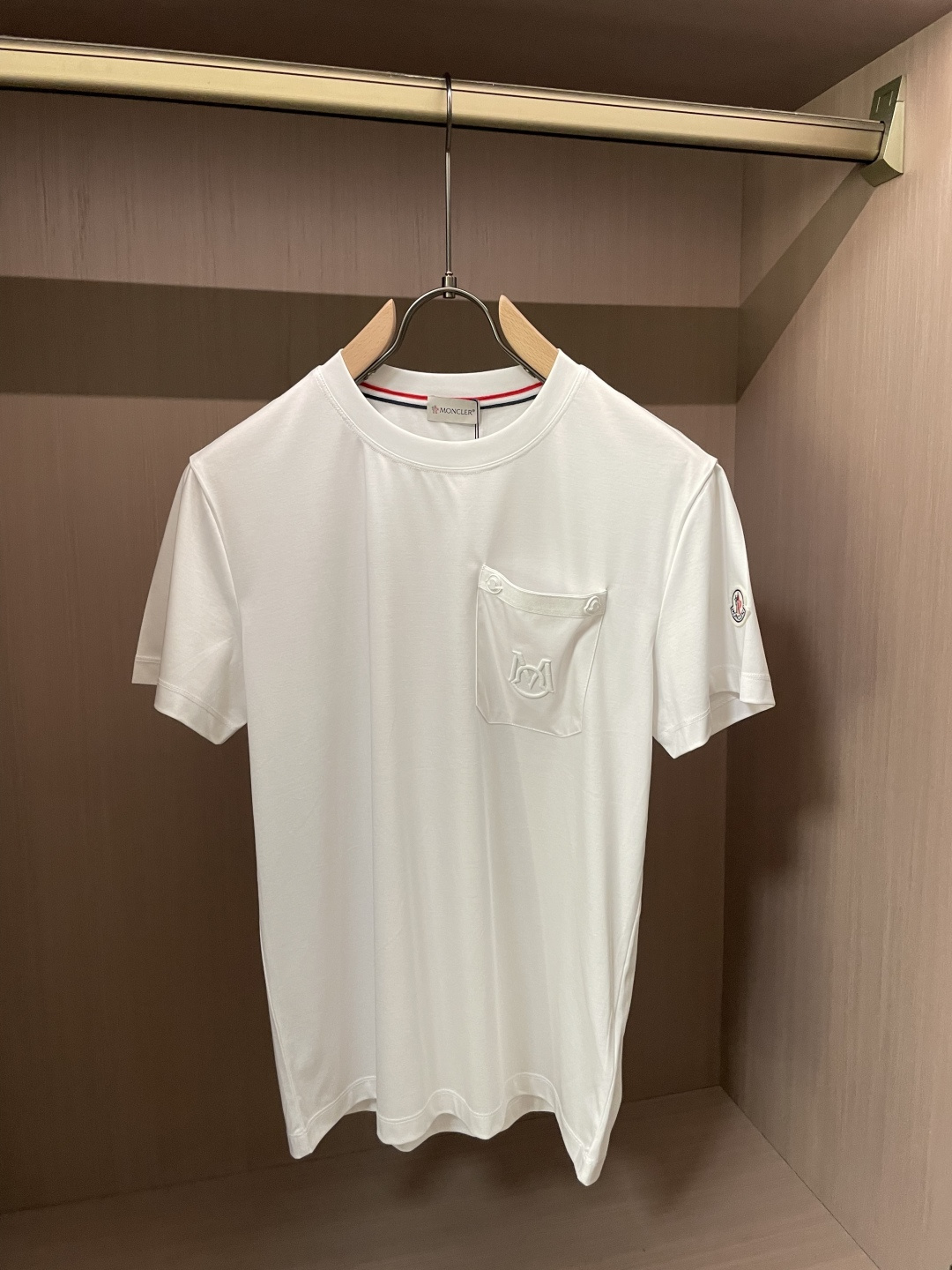 NO:837023,Meng Mouth 2026 spring and summer new style debut counter latest short-sleeved round neck T-shirt, high-end customization, avant-garde and fashionable design!  The brand logo is designed with heavy craftsmanship. High-end customized mercerized long-staple cotton fabric. Soft to the touch. Comfortable to wear. Exquisite stitching at the counter level. Fine workmanship. The upper body effect is incomparably handsome!  A must-have item for a stylish man!  Color Black White Size M-3XL,,Moncler,T-shirt,tees,t-shirt,19860909蒙口 2026春夏新款首发专柜最新款短袖圆领T恤 高端订制 设计前卫时尚！品牌logo重工艺设计 高端定制丝光长绒棉面料.手感柔软.穿着舒适.专柜级别精致车线.做工精细.上身效果无敌帅气！型男必备单品！ 颜色黑色 白色 码数M-3XL,,Moncler,T-shirt,tees，t-shirt,,Men's clothing
