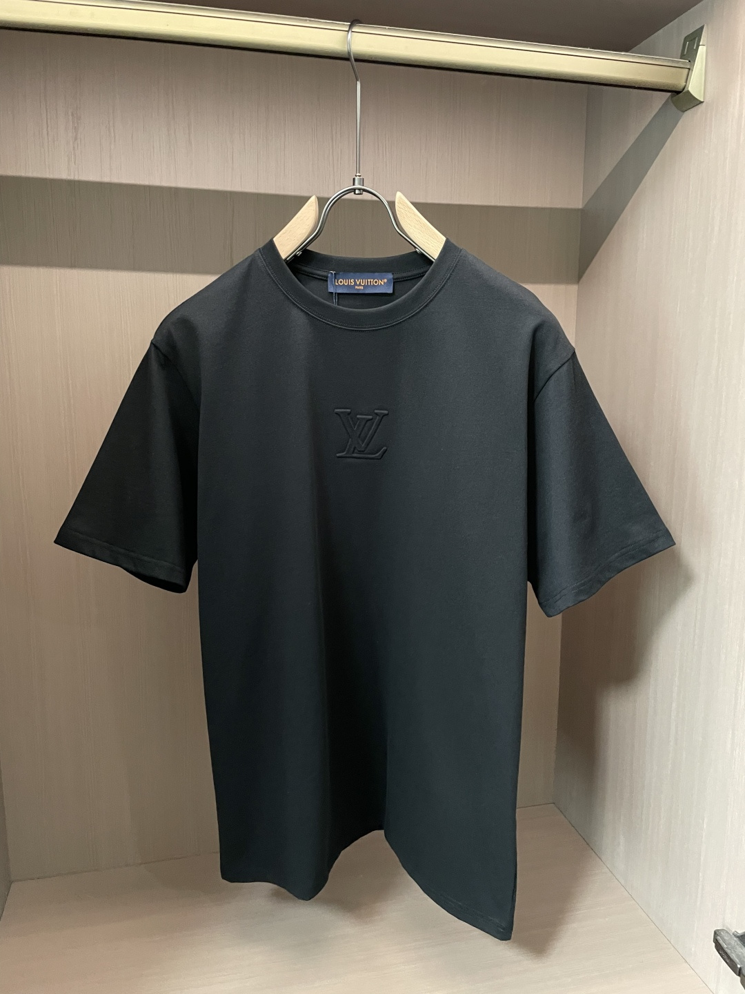 Lv 2026春夏新款首发专柜最新款短袖圆领T恤 高端订制 设计前卫时尚！品牌logo重工艺设计 高端定