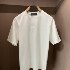 Lv 2026春夏新款首发专柜最新款短袖圆领T恤 高端订制 设计前卫时尚!品牌logo重工艺设计 高端定 Lv 2026春夏新款首发专柜最新款短袖圆领T恤 高端订制 设计前卫时尚!品牌logo重工艺设计 高端定