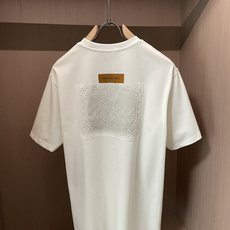 Lv 2026春夏新款首发专柜最新款短袖圆领T恤 高端订制 设计前卫时尚!品牌logo重工艺设计 高端定 Lv 2026春夏新款首发专柜最新款短袖圆领T恤 高端订制 设计前卫时尚!品牌logo重工艺设计 高端定