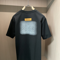Lv 2026春夏新款首发专柜最新款短袖圆领T恤 高端订制 设计前卫时尚!品牌logo重工艺设计 高端定 Lv 2026春夏新款首发专柜最新款短袖圆领T恤 高端订制 设计前卫时尚!品牌logo重工艺设计 高端定