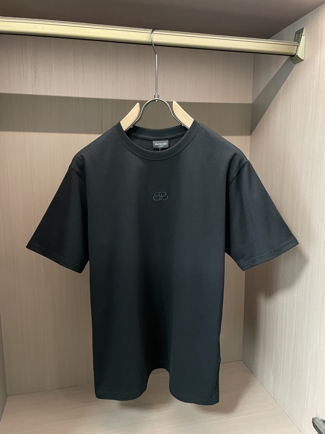 巴黎 2026春夏新款首发专柜最新款短袖圆领T恤 高端订制 设计前卫时尚！品牌logo重工艺设计 高端定
