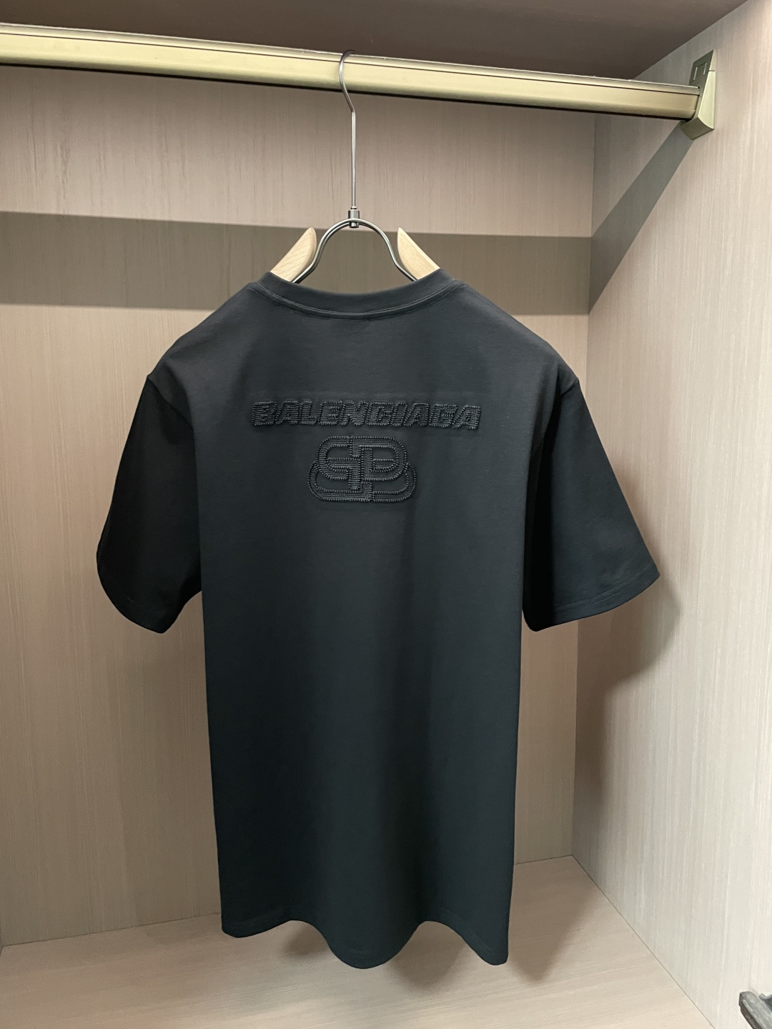 巴黎 2026春夏新款首发专柜最新款短袖圆领T恤 高端订制 设计前卫时尚！品牌logo重工艺设计 高端定