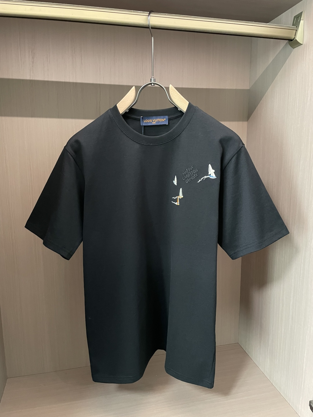Lv 2026春夏新款首发专柜最新款短袖圆领T恤 高端订制 设计前卫时尚！品牌logo重工艺设计 高端定