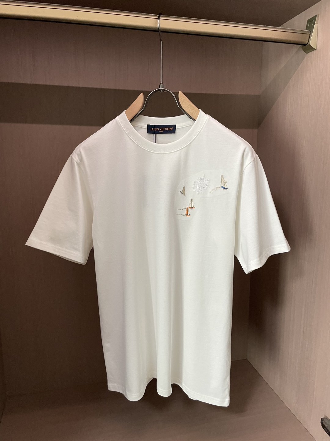 Lv 2026春夏新款首发专柜最新款短袖圆领T恤 高端订制 设计前卫时尚！品牌logo重工艺设计 高端定