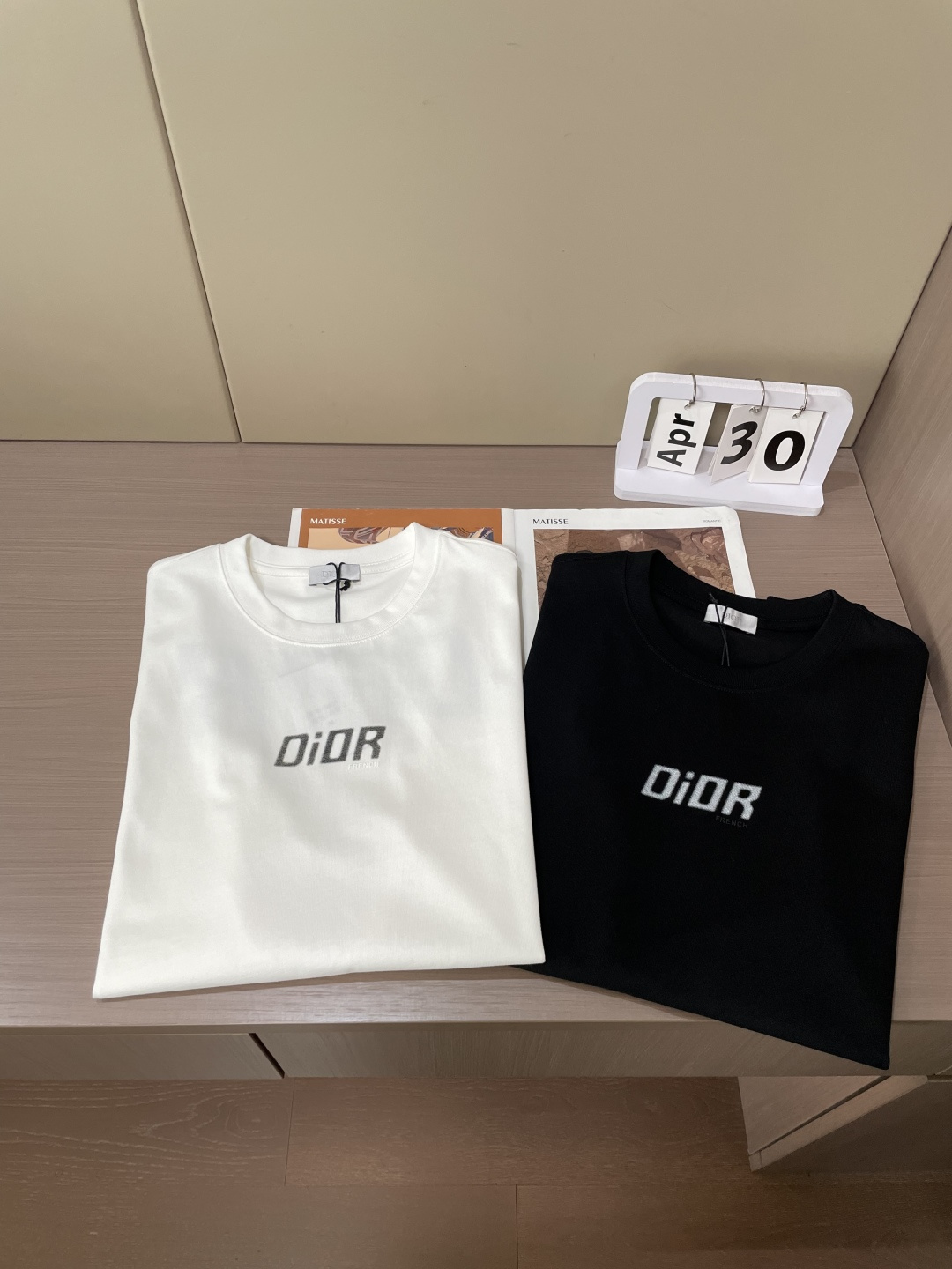 D奥 2026春夏新款首发专柜最新款短袖圆领T恤 高端订制 设计前卫时尚！品牌logo重工艺设计 高端定