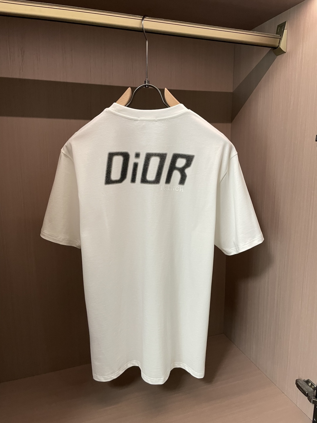 D奥 2026春夏新款首发专柜最新款短袖圆领T恤 高端订制 设计前卫时尚！品牌logo重工艺设计 高端定