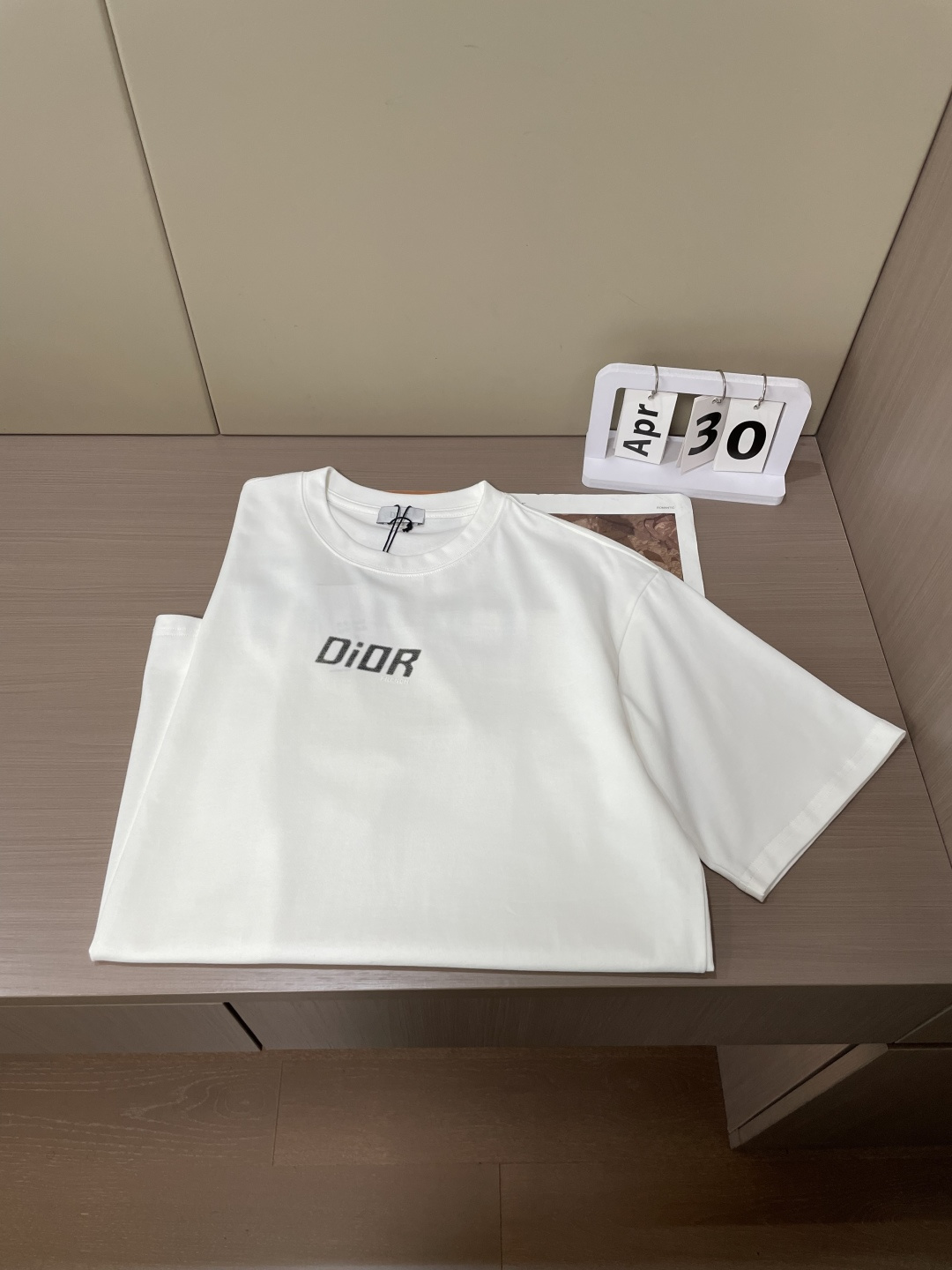 D奥 2026春夏新款首发专柜最新款短袖圆领T恤 高端订制 设计前卫时尚！品牌logo重工艺设计 高端定