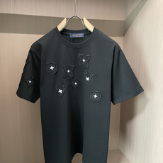 Lv 2026春夏新款首发专柜最新款短袖圆领T恤 高端订制 设计前卫时尚!品牌logo重工艺设计 高端定 Lv 2026春夏新款首发专柜最新款短袖圆领T恤 高端订制 设计前卫时尚!品牌logo重工艺设计 高端定
