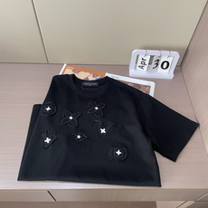 Lv 2026春夏新款首发专柜最新款短袖圆领T恤 高端订制 设计前卫时尚!品牌logo重工艺设计 高端定 Lv 2026春夏新款首发专柜最新款短袖圆领T恤 高端订制 设计前卫时尚!品牌logo重工艺设计 高端定