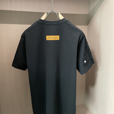 Lv 2026春夏新款首发专柜最新款短袖圆领T恤 高端订制 设计前卫时尚!品牌logo重工艺设计 高端定 Lv 2026春夏新款首发专柜最新款短袖圆领T恤 高端订制 设计前卫时尚!品牌logo重工艺设计 高端定