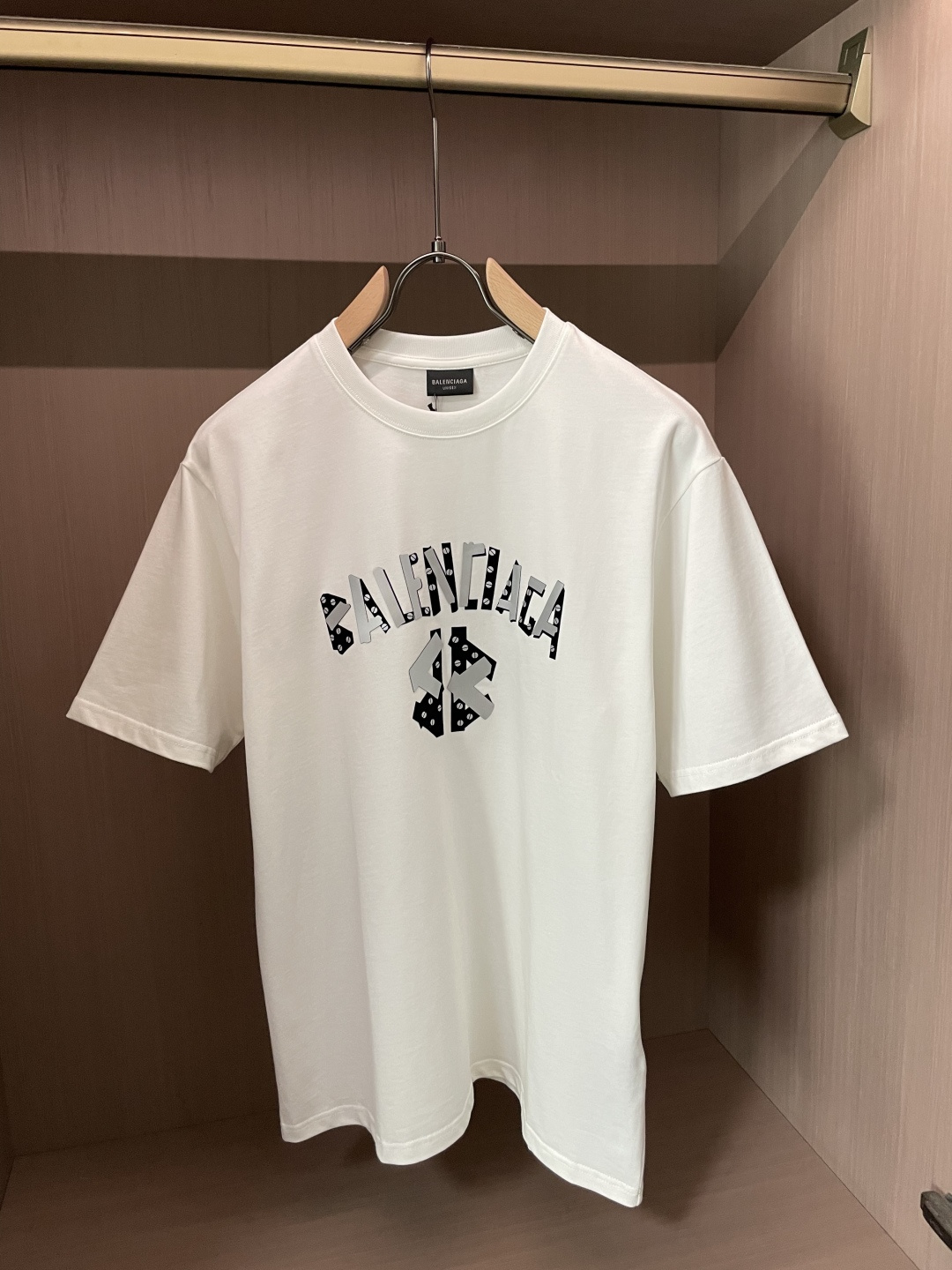 巴黎 2026春夏新款首发专柜最新款短袖圆领T恤 高端订制 设计前卫时尚！品牌logo重工艺设计 高端定