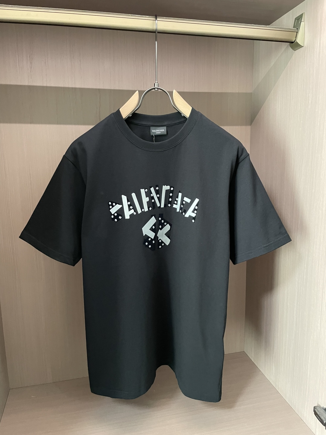 巴黎 2026春夏新款首发专柜最新款短袖圆领T恤 高端订制 设计前卫时尚！品牌logo重工艺设计 高端定
