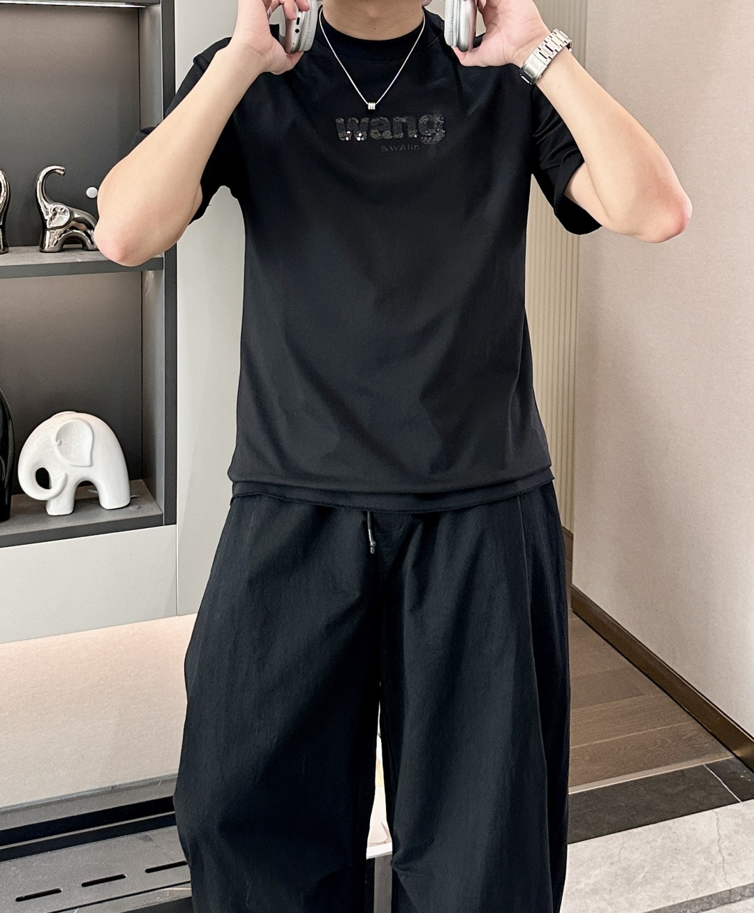 NO:838522,Wang's 2026 spring and summer new style debut counter, the latest short-sleeved round neck T-shirt, high-end customization, avant-garde and fashionable design!  The brand logo is designed with heavy craftsmanship. High-end customized long-staple cotton fabric. Soft to the touch. Comfortable to wear. Exquisite stitching at the counter level. Fine workmanship. The upper body effect is incomparably handsome!  A must-have item for a stylish man!  Color Black White Size M-3XL, T-shirt, tees, t-shirt,19860909Wang 2026春夏新款首发专柜最新款短袖圆领T恤 高端订制 设计前卫时尚！品牌logo重工艺设计 高端定制长绒棉面料.手感柔软.穿着舒适.专柜级别精致车线.做工精细.上身效果无敌帅气！型男必备单品！ 颜色黑色 白色 码数M-3XL,,T-shirt,tees，t-shirt,,Men's clothing