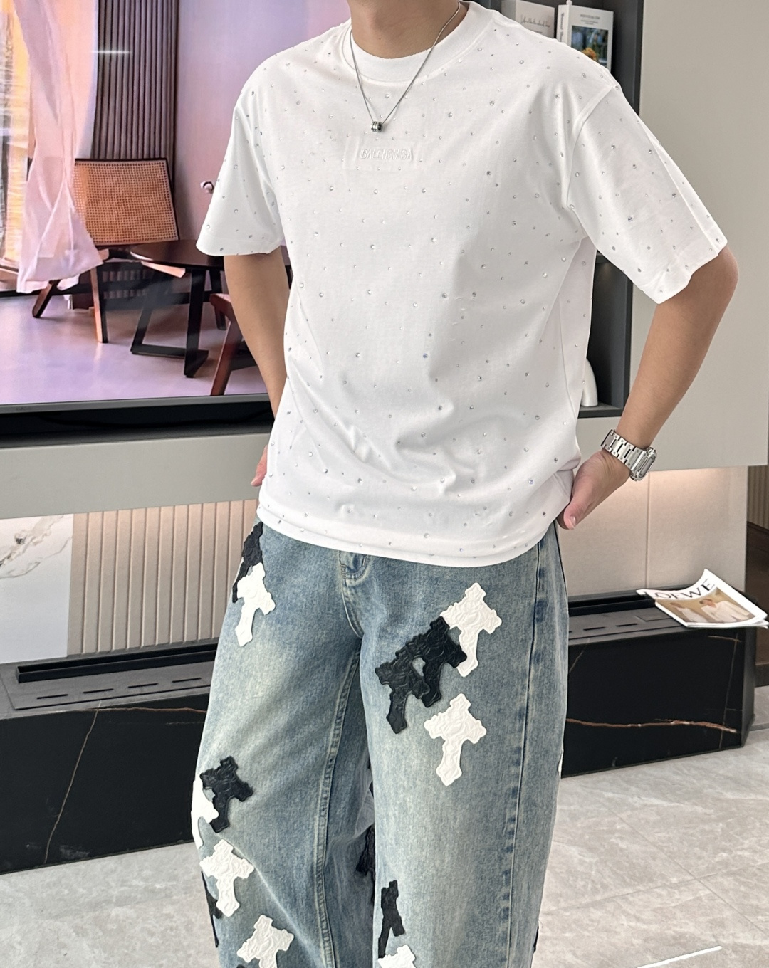 NO:838538,Paris 2026 spring and summer new style debut counter latest short-sleeved round neck T-shirt, high-end customization, avant-garde and fashionable design!  The brand logo is designed with heavy craftsmanship. High-end customized long-staple cotton fabric. Soft to the touch. Comfortable to wear. Exquisite stitching at the counter level. Fine workmanship. The upper body effect is incomparably handsome!  A must-have item for a stylish man!  Color Black White Size M-3XL, T-shirt, tees, t-shirt,19860909巴黎 2026春夏新款首发专柜最新款短袖圆领T恤 高端订制 设计前卫时尚！品牌logo重工艺设计 高端定制长绒棉面料.手感柔软.穿着舒适.专柜级别精致车线.做工精细.上身效果无敌帅气！型男必备单品！ 颜色黑色 白色 码数M-3XL,,T-shirt,tees，t-shirt,,Men's clothing