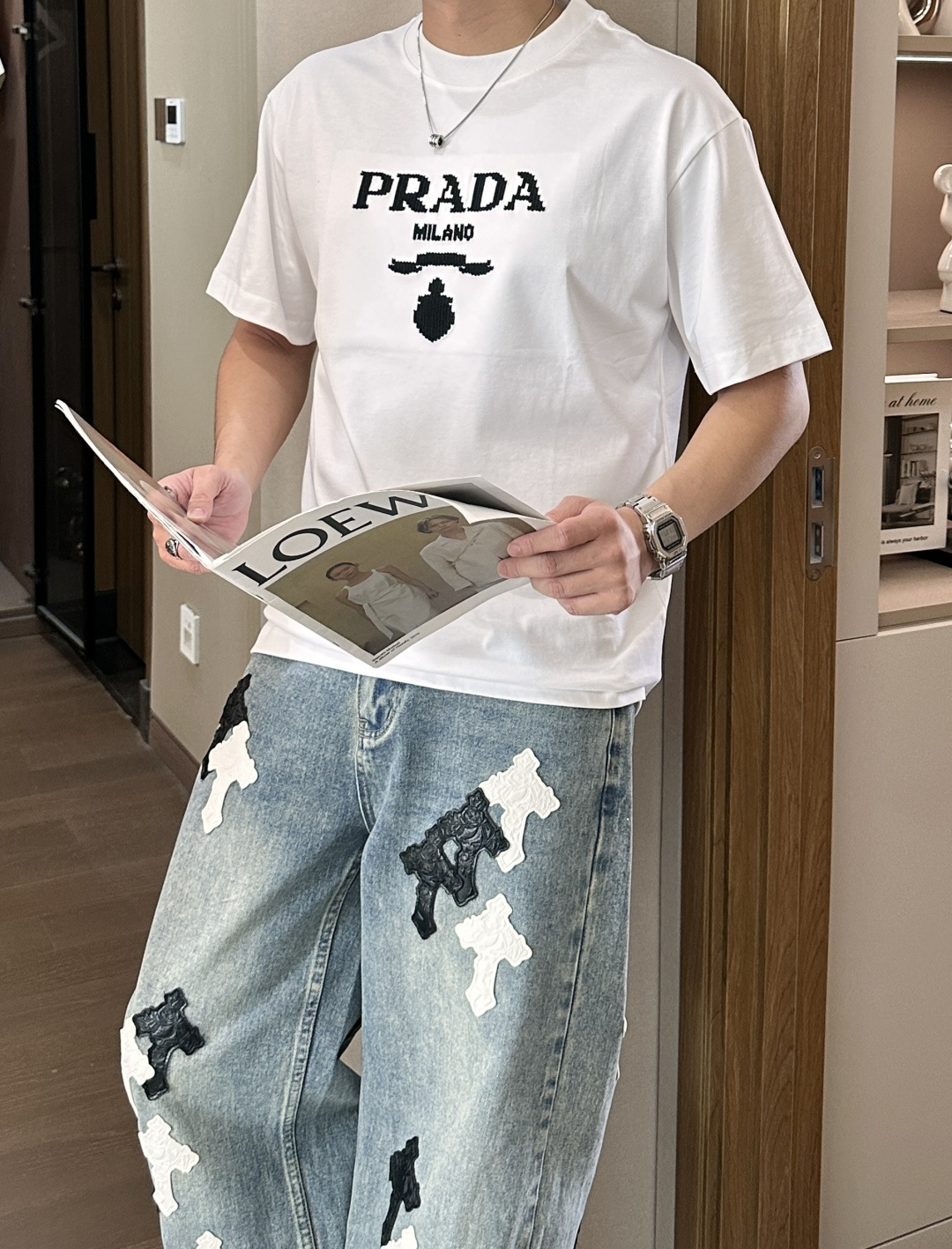 NO:838550,Prad's 2026 spring and summer new style debut counter, the latest short-sleeved round neck T-shirt, high-end customization, avant-garde and fashionable design!  The brand logo is designed with heavy craftsmanship. High-end customized long-staple cotton fabric. Soft to the touch. Comfortable to wear. Exquisite stitching at the counter level. Fine workmanship. The upper body effect is incomparably handsome!  A must-have item for a stylish man!  Color black white Size M-3XL, prada, T-shirt, tees, t-shirt,19860909Prad 2026春夏新款首发专柜最新款短袖圆领T恤 高端订制 设计前卫时尚！品牌logo重工艺设计 高端定制长绒棉面料.手感柔软.穿着舒适.专柜级别精致车线.做工精细.上身效果无敌帅气！型男必备单品！ 颜色黑色 白色 码数M-3XL,,prada,T-shirt,tees，t-shirt,,Men's clothing