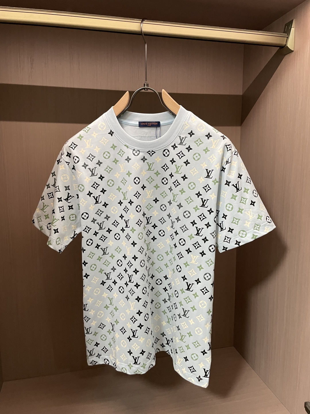 NO:838554,Lv 2026 spring and summer new style debut counter, the latest short-sleeved round neck T-shirt, high-end customization, avant-garde and fashionable design!  The brand logo is designed with heavy craftsmanship. High-end customized long-staple cotton fabric. Soft to the touch. Comfortable to wear. Exquisite stitching at the counter level. Fine workmanship. The upper body effect is incomparably handsome!  A must-have item for a stylish man!  Color Black White Size M-3XL,,louis vuitton,T-shirt,tees,t-shirt,19860909Lv 2026春夏新款首发专柜最新款短袖圆领T恤 高端订制 设计前卫时尚！品牌logo重工艺设计 高端定制长绒棉面料.手感柔软.穿着舒适.专柜级别精致车线.做工精细.上身效果无敌帅气！型男必备单品！ 颜色黑色 白色 码数M-3XL,,louis vuitton,T-shirt,tees，t-shirt,,Men's clothing