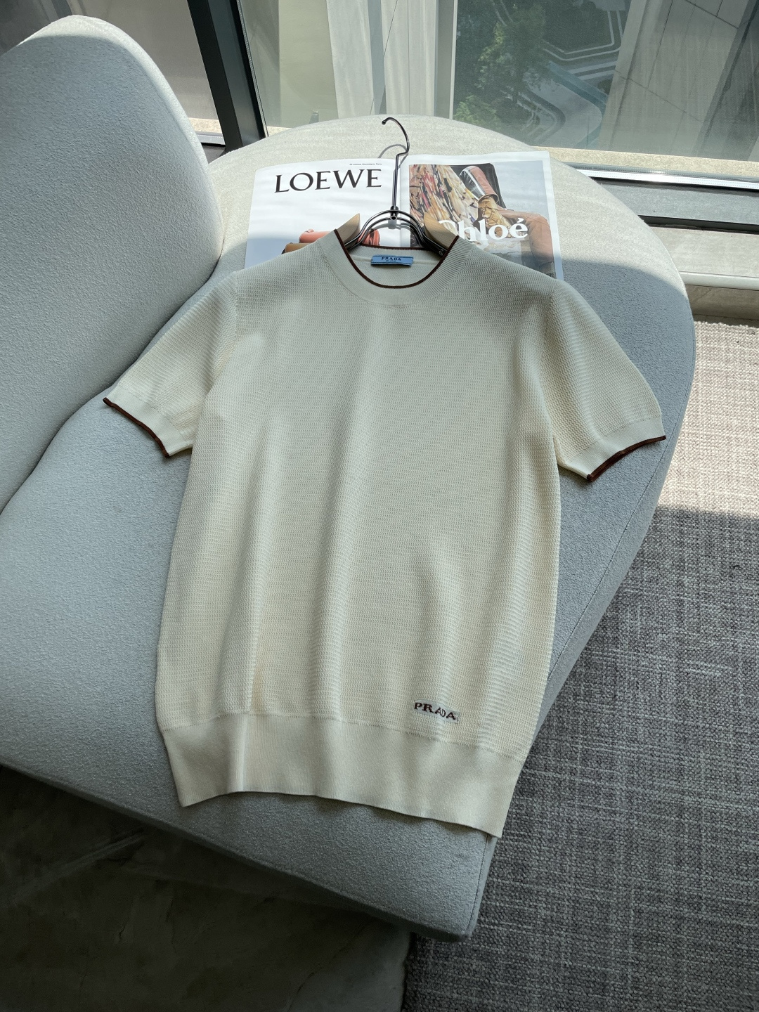 NO:838585,Prad 2026ss new summer men’s knitted round neck short-sleeved shirt!  Exclusive first release. It is woven with ultra-fine fiber and high-elastic Yilite yarn. The texture and texture are super soft, very light and soft, and the hand feels extremely delicate and silky. The finer the yarn, the harder it is to work, and it is very time-consuming and material-consuming. It is a super rare product. The particularity of the fabric of each piece of clothing makes it silky soft and smooth. The unique embroidery pattern on the chest, you can feel its softness and smoothness when it comes into contact with the skin!  The overall design is simple and elegant, continuing the classic, calm and elegant classic color scheme, naturally exuding casual elegance. Sizes m-xxxl, prada, T-shirt,19860909Prad 2026ss夏季新品男士针织圆领短袖衫！独家首发 采用纤维超细与高弹的伊力特纱线织造而成,质感与纹理都是超级的柔和,非常的轻薄柔软,手感极其的细腻丝滑,纱线越细做工就越难,并且非常的耗时耗料,超级难得一见的佳品,每件衣服的面料的特殊性使它具有丝般的柔软和润滑,胸前独特刺绣图案,与肌肤接触就能感觉到它的柔软和爽滑！整体简洁、大气,延续经典,沉稳大气的经典配色,自然散发出的休闲儒雅 尺码m-xxxl,,prada,T-shirt,,Men's clothing