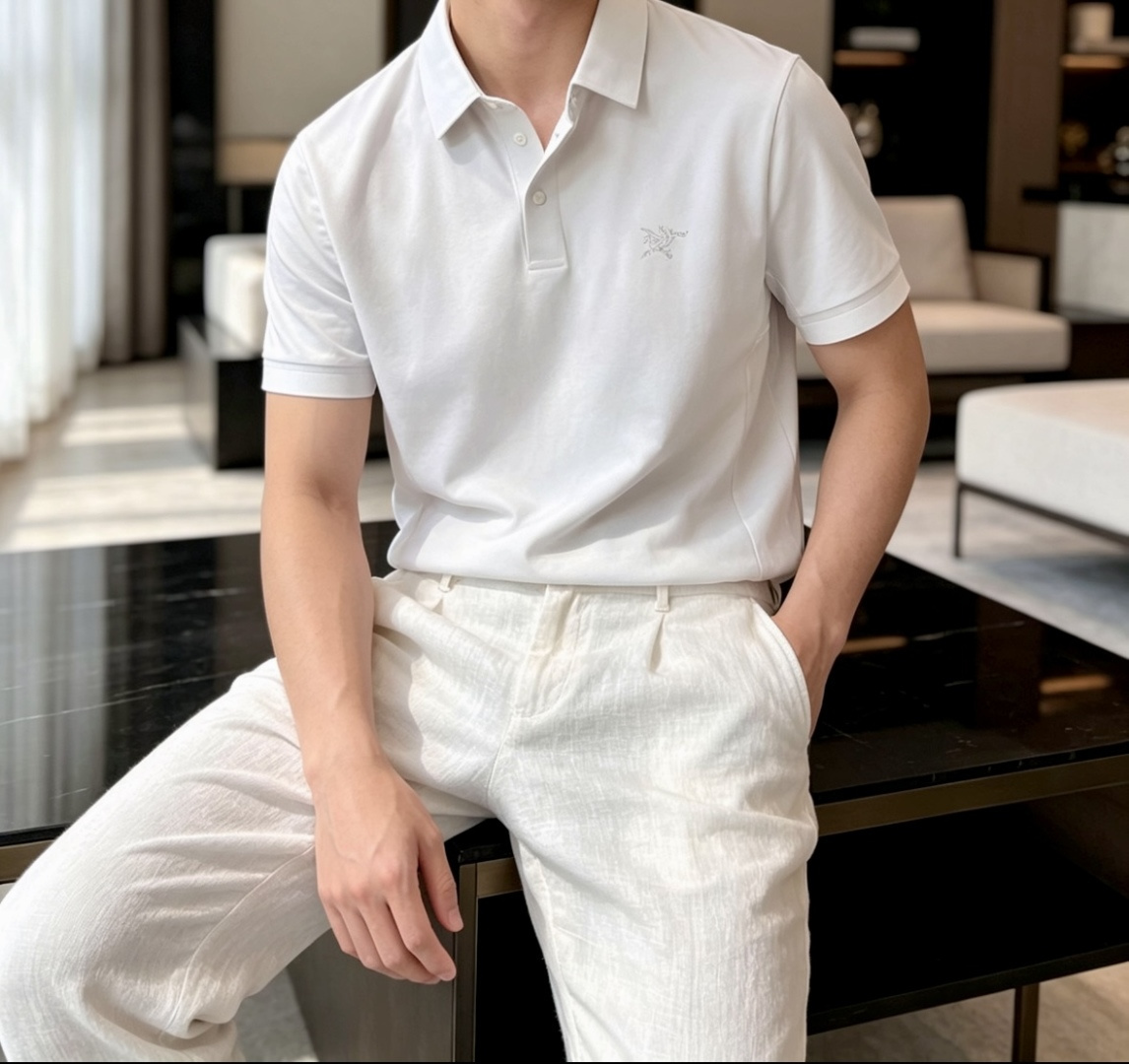 NO:838599,Niaojia 2026 Spring and Summer has a classic Polo collar design, with simple single-breasted buttons, neat and smooth lines, and cleverly modified neck lines, showing an elegant gentleman's style. The exquisite brand logo on the left chest is made of seamless gluing technology, which is delicate and smooth, revealing a luxurious texture in a low-key manner, showing the brand's ingenuity and pursuit of quality in every detail.  Selected high-quality fabrics are soft and smooth to the touch, have good breathability, and are comfortable to wear. Whether paired with casual trousers to attend business occasions to show professionalism or combined with jeans to create a daily look to create a relaxed and comfortable atmosphere, it can be perfectly adapted to help you interpret various styles with ease and show your unique taste. Sizes L-4XL,,jil sander,jeans,19860909鸟家 2026春夏 经典的Polo领设计,搭配简洁的单排扣,线条利落流畅,巧妙修饰颈部线条,彰显优雅绅士格调.左胸处精致的品牌标识,采用无痕压胶工艺,细腻而平整,低调间流露奢华质感,于细微之处展现品牌匠心与品质追求. 精选优质面料,触感柔软顺滑,透气性佳,穿着舒适自在.无论是搭配休闲西裤出席商务场合,展现专业干练；还是与牛仔裤组合打造日常造型,营造轻松惬意氛围,它都能完美适配,助你以从容姿态诠释多样风格,尽显独特品味. 尺码 L-4XL,,jil sander,jeans,,Men's clothing