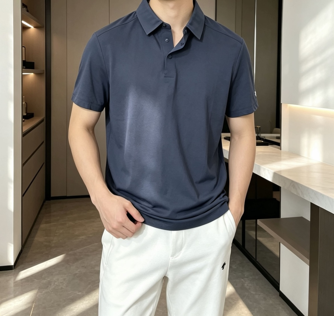 迪桑特 2026春夏经典的Polo领设计，搭配简洁的单排扣，线条利落流畅，巧妙修饰颈部线条，彰显优雅绅士