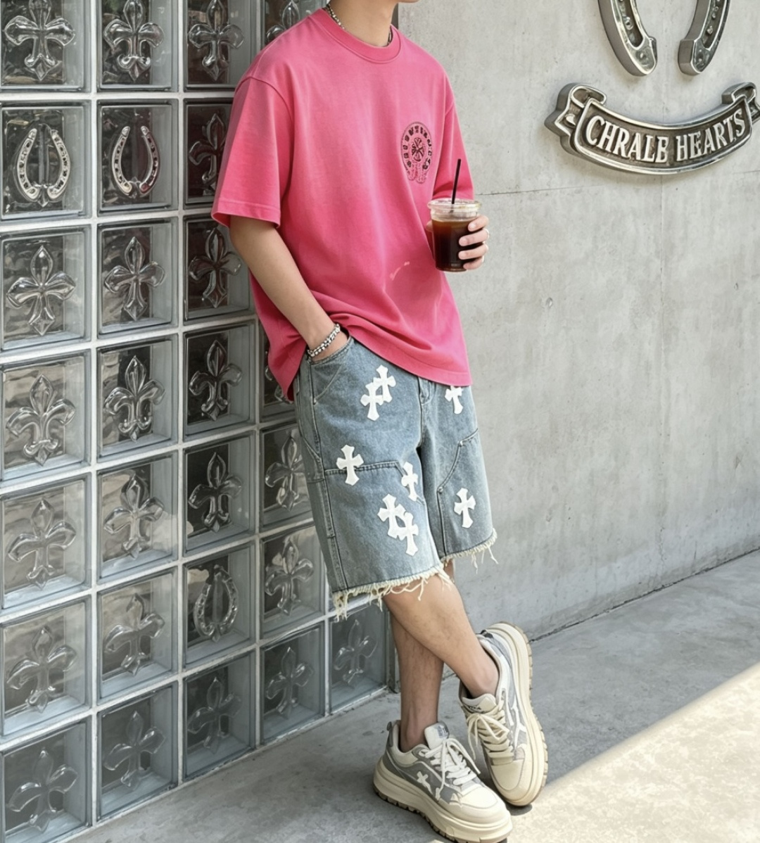 NO:838571,'Chrome Hearts Rhinestone Horseshoe Logo, Rose Red Short Sleeves' Washed distressed rose pink tone, with a sweet and cool atmosphere. Hot-drilled horseshoe cross mark on the chest, blingbling details add a sense of light luxury. The upper body made of heavy cotton is soft and stylish, and the loose silhouette is not flattering. It has a high-street aura when worn alone, and can easily match the trendy brand tone when worn alone. A summer bright-colored item that can be worn by sweet and cool girls and street boys. Sizes s-xl,,chrome  hearts,T-shirt,19860909「Chrome Hearts 水钻马蹄标 玫红短袖」 水洗做旧玫粉色调,自带甜酷氛围感 胸前烫钻马蹄十字标,blingbling的细节把轻奢感拉满 重磅棉料上身软而有型,宽松廓形不挑身材 单穿自带高街气场,叠穿也能轻松拿捏潮牌调性 甜酷女孩/街头男生都能驾驭的夏日亮色单品 尺码s-xl,,chrome hearts,T-shirt,,Men's clothing