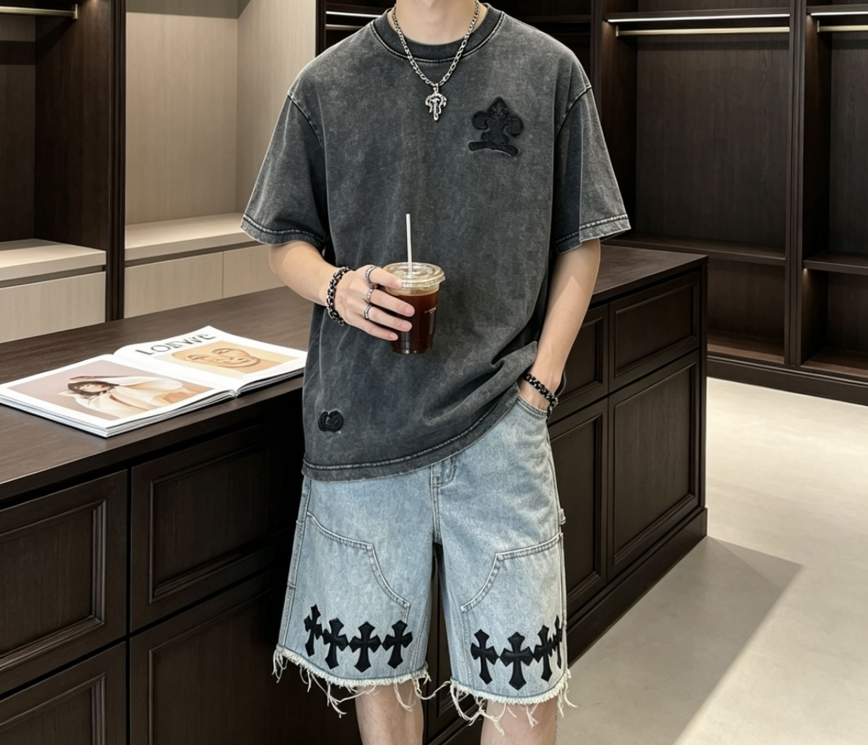 NO:838579,Chrome Hearts are washed in distressed black and gray tones, and come with retro relaxation filters. The horseshoe cross logo is embroidered on the chest, and the brand genes are engraved in a low-key manner. The oversize silhouette is not flattering, and can be worn with shorts/jeans to give a high-street feel. Distressed craftsmanship + heavy fabrics, full texture, and a dark and light luxury aura for daily outings. Sizes s-xl,,versace,chrome hearts,chrome hearts,shorts,jeans,19860909克罗心 Chrome Hearts 水洗做旧黑灰调,自带复古松弛滤镜 胸前刺绣马蹄十字标,低调刻下品牌基因 Oversize廓形不挑身形,搭短裤/牛仔裤都能穿出高街质感 做旧工艺+重磅面料,质感拉满,日常出街自带暗黑轻奢气场 尺码s-xl,,versace,chrome hearts,chrome hearts,shorts,jeans,,Men's clothing