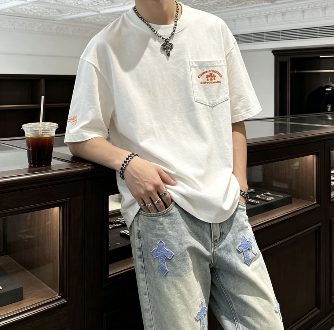 NO:838583,Chrome Hearts has a clean white base color with bright orange printed letters, bringing a sense of summer vitality. The words 'Chrome Hearts' + cross elements are printed on the chest pocket, which hides brand recognition in a low-key manner. The upper body of heavy cotton is soft and stylish, and the loose silhouette is not flattering, neither soft nor sweaty. It is refreshing and versatile to wear alone, and can be worn with denim shorts to easily achieve the relaxed feeling of the high street. It is the same for men and women, regardless of style. Sizes s-xl,, chrome hearts, shorts,19860909Chrome Hearts 干净白调底色,搭配亮眼橙色印花字母,自带夏日活力感 胸前口袋「Chrome Hearts」字样+十字元素,低调中暗藏品牌辨识度 重磅棉料上身软而有型,宽松廓形不挑身形,不软塌不闷汗 单穿清爽百搭,搭配牛仔短裤轻松拿捏高街松弛感,男女同款不挑风格 尺码s-xl,,chrome hearts,shorts,,Men's clothing